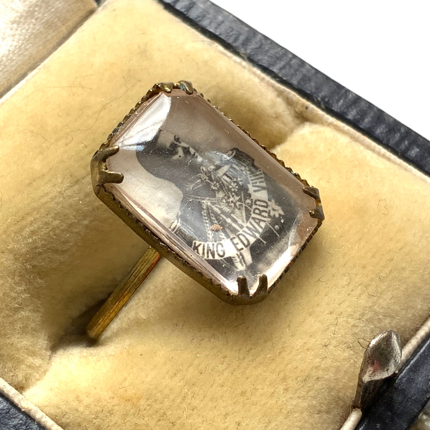 A portrait ring featuring Edward VIII. エドワード8世のポートレートが収められたリング。
