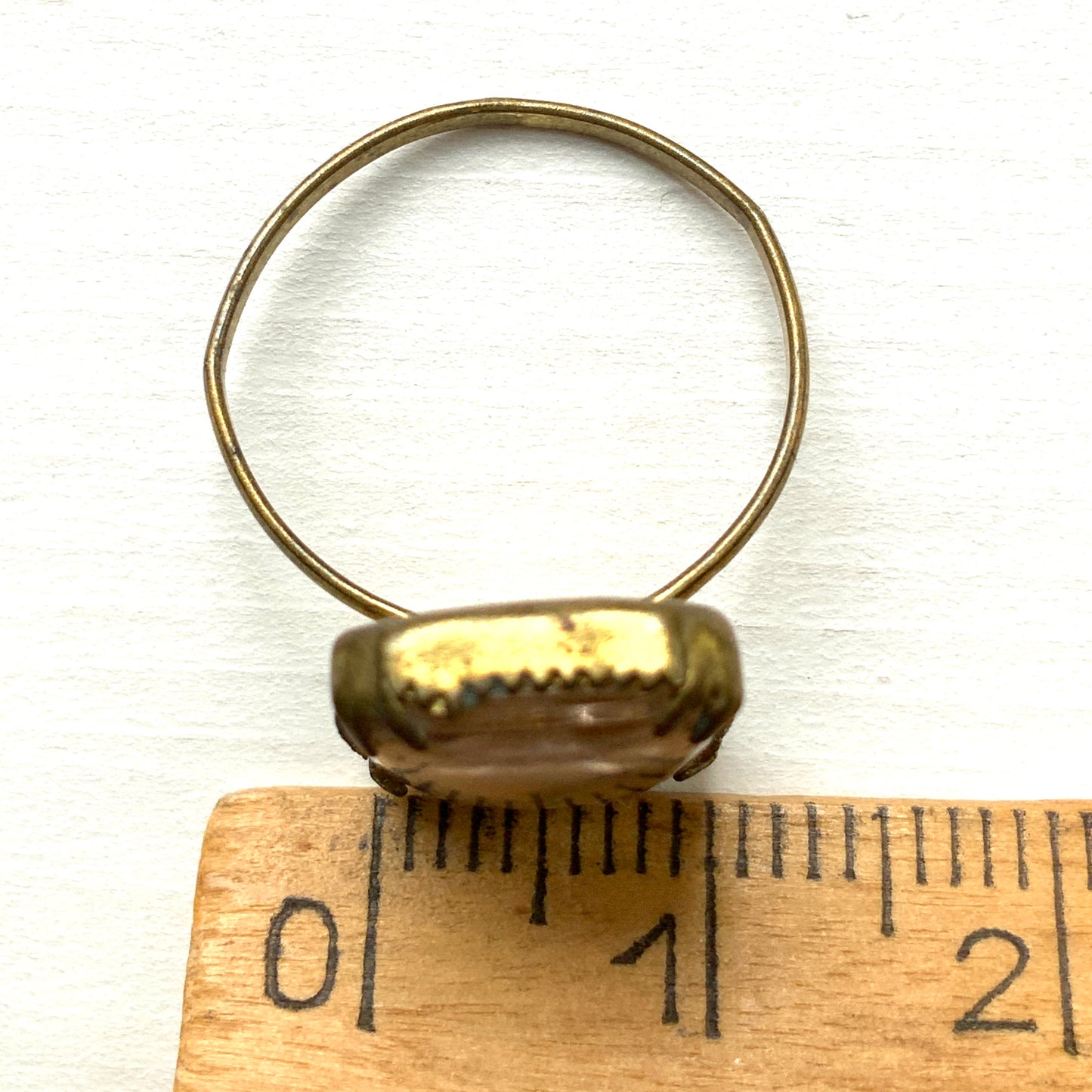 A portrait ring featuring Edward VIII. エドワード8世のポートレートが収められたリング。