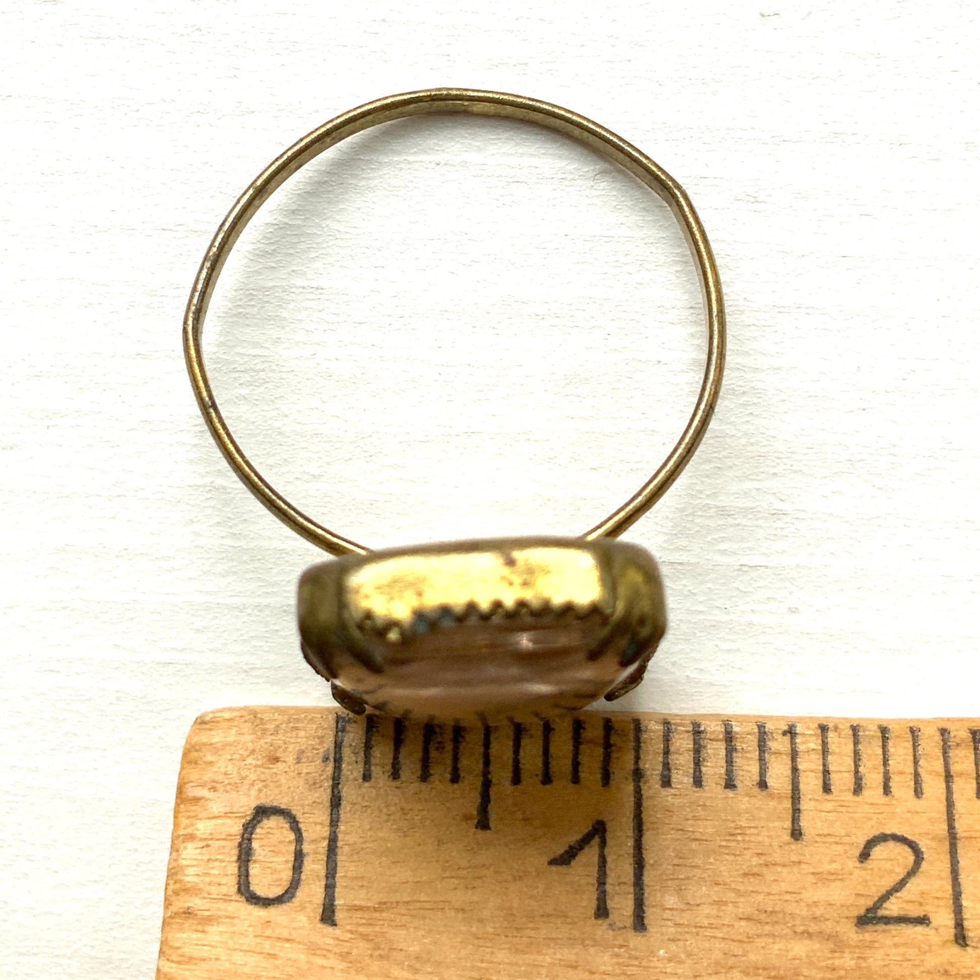 A portrait ring featuring Edward VIII.  エドワード8世のポートレートが収められたリング。