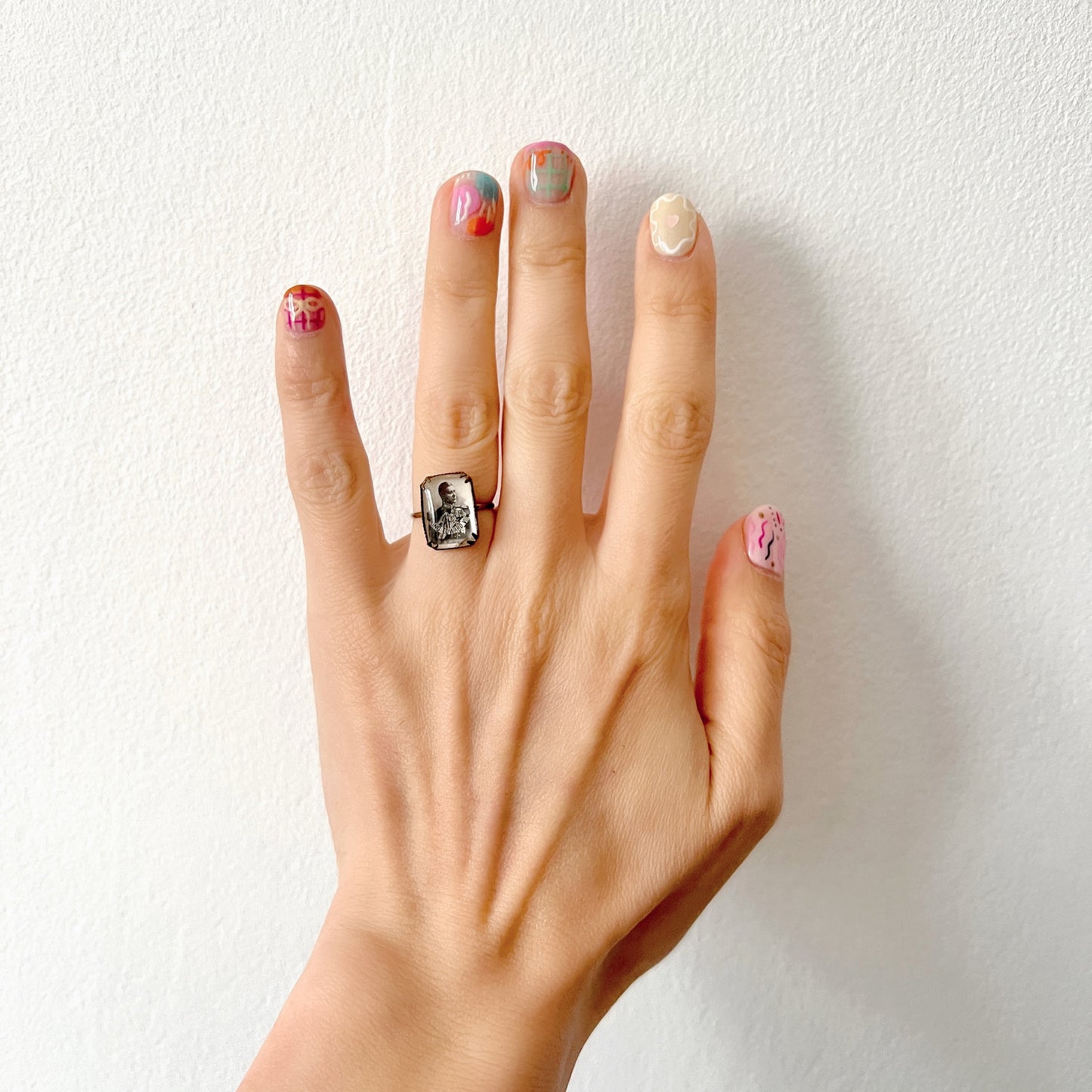 A portrait ring featuring Edward VIII. エドワード8世のポートレートが収められたリング。