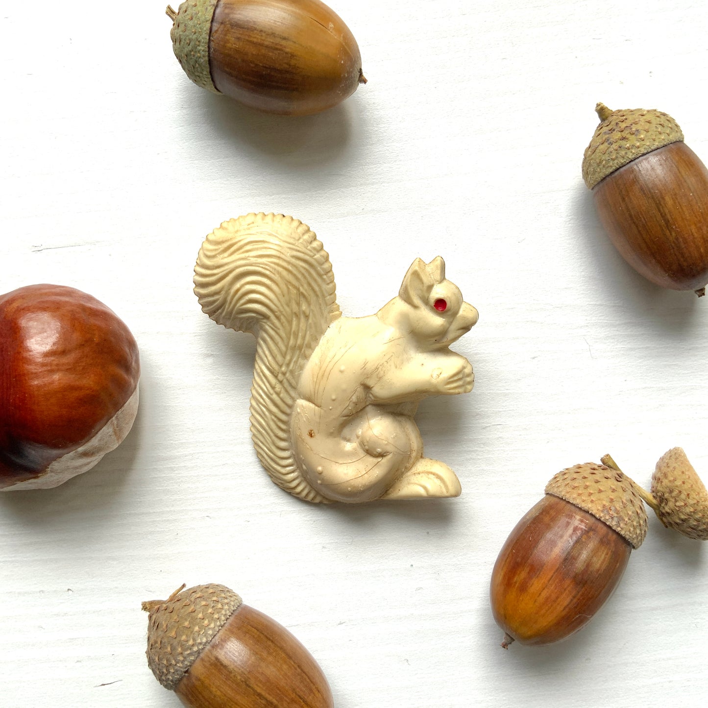 A charming white celluloid squirrel brooch with a softly rounded body. ふっくらとしたボディが愛らしい、白いセルロイド製のリスのブローチ。