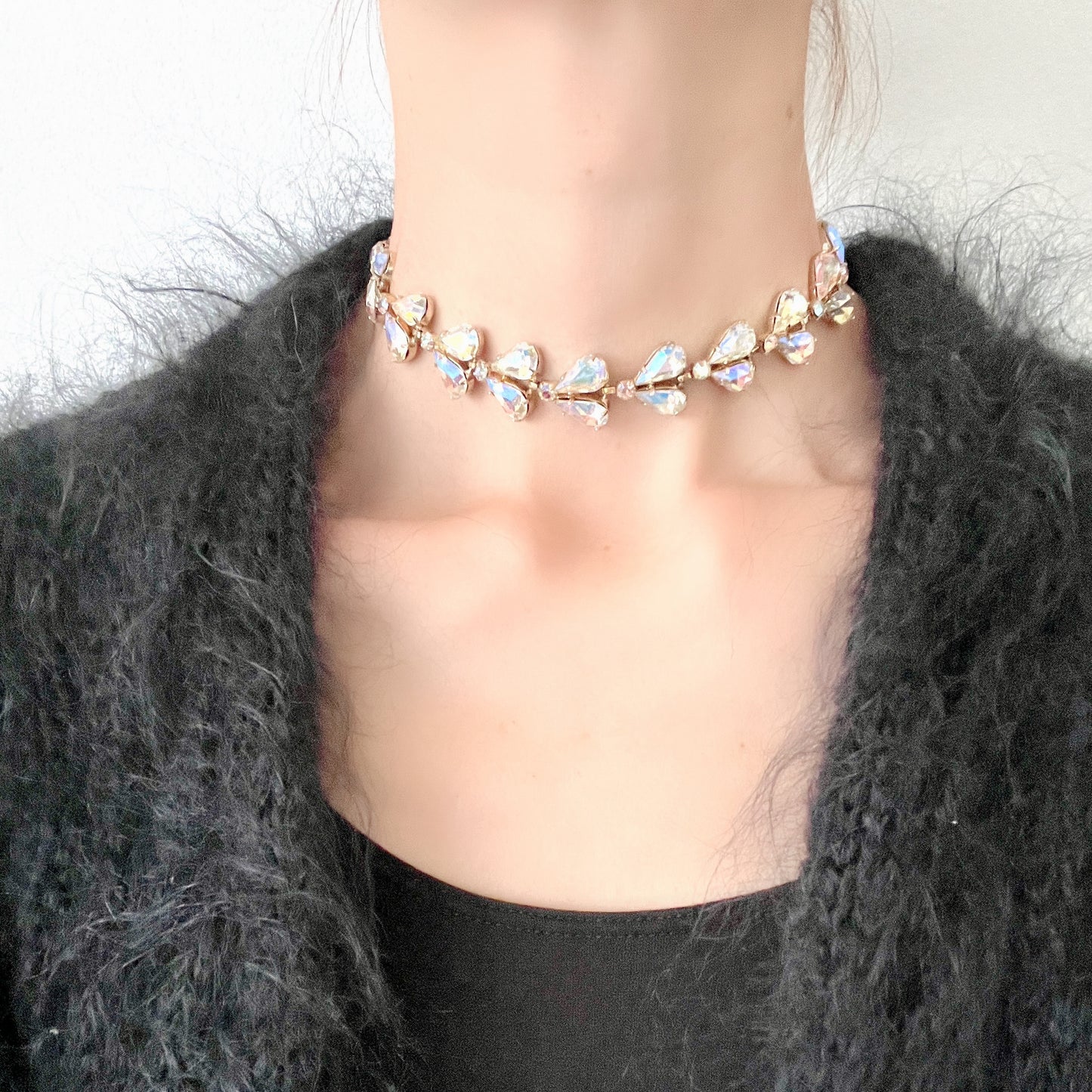 A beautiful choker necklace featuring a row of large, high-quality teardrop-cut aurora borealis rhinestones. ティアドロップのオーロラストーンが連なったチョーカーネックレス。