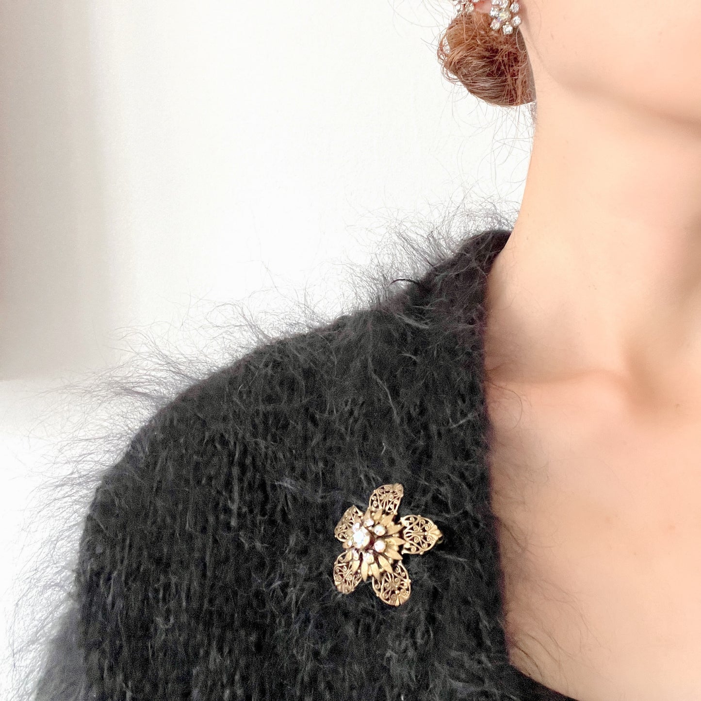 A beautifully detailed filigree flower brooch with a softly glowing aurora borealis centre. フィリグリー×オーロラストーンのフラワーブローチ。