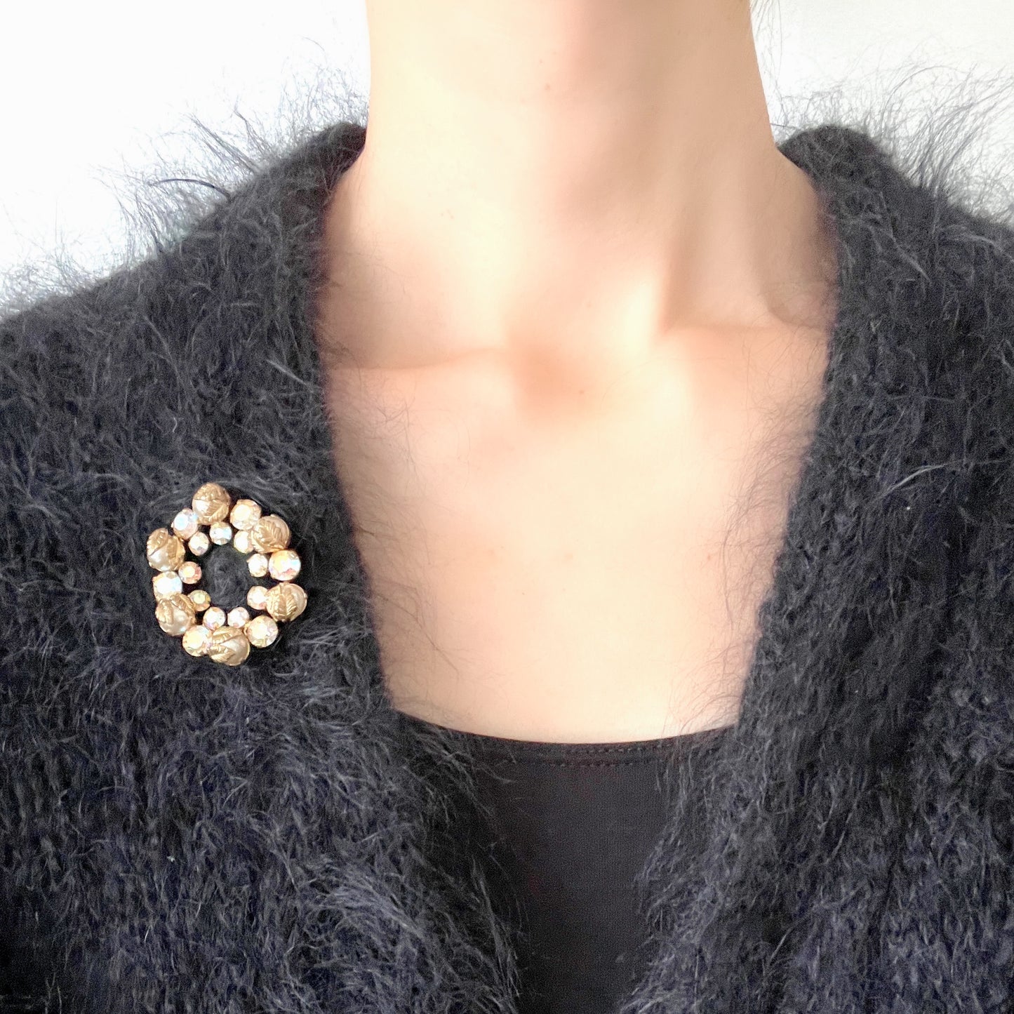 A vintage wreath brooch combining aurora borealis rhinestones, faux pearls and gold-tone leaves. オーロラストーン×パール×ゴールドトーンリーフのリースブローチ。