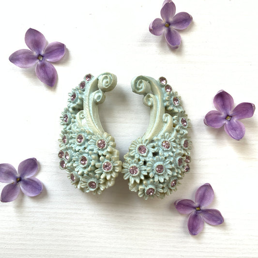 Adorable paisley-shaped clip-on earrings made of pale blue celluloid, adorned with flowers.  かわいいお花が散りばめられた、淡い水色のセルロイド のペイズリー型のクリップイヤリング。
