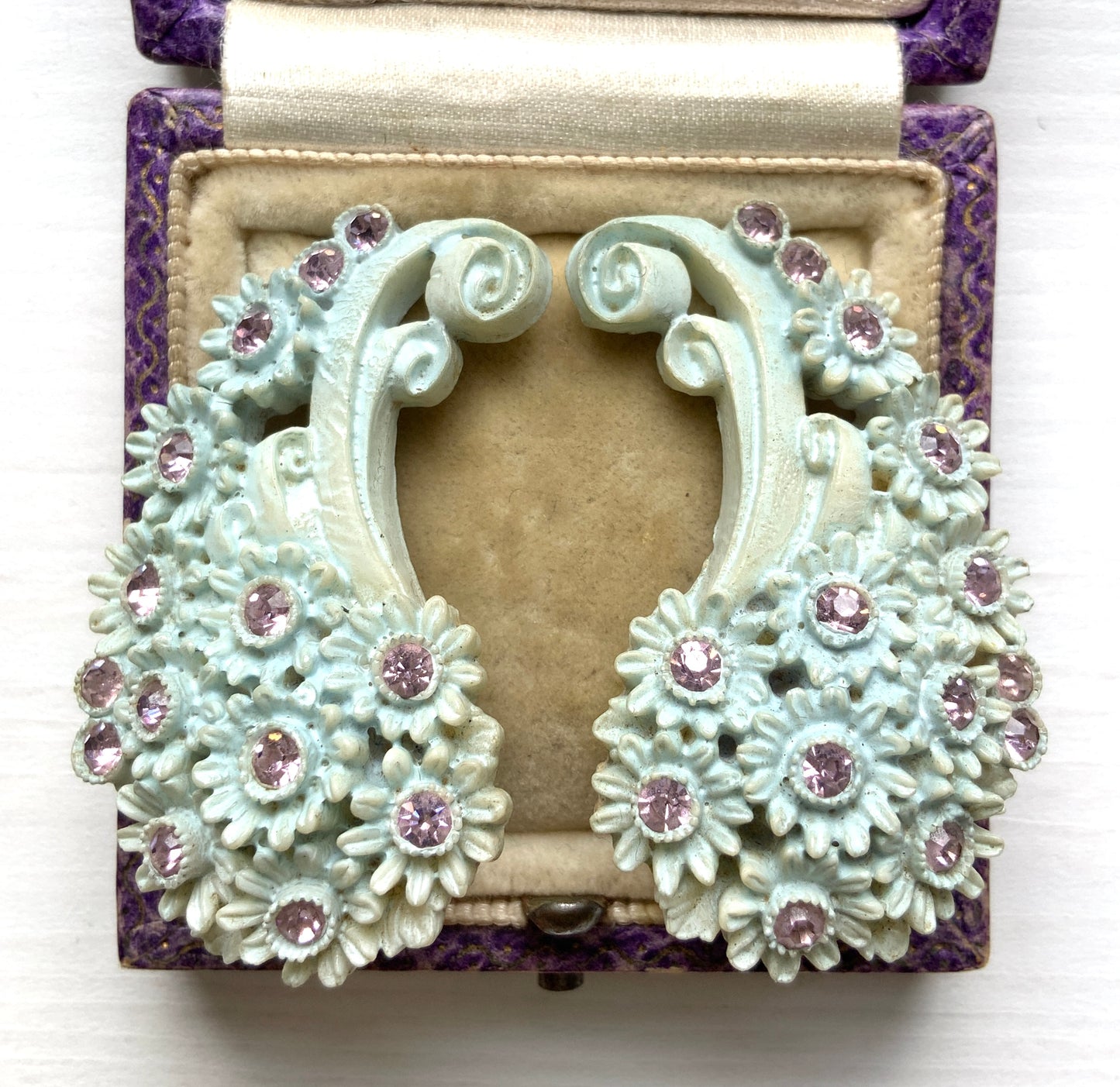 Adorable paisley-shaped clip-on earrings made of pale blue celluloid, adorned with flowers.  かわいいお花が散りばめられた、淡い水色のセルロイド のペイズリー型のクリップイヤリング。