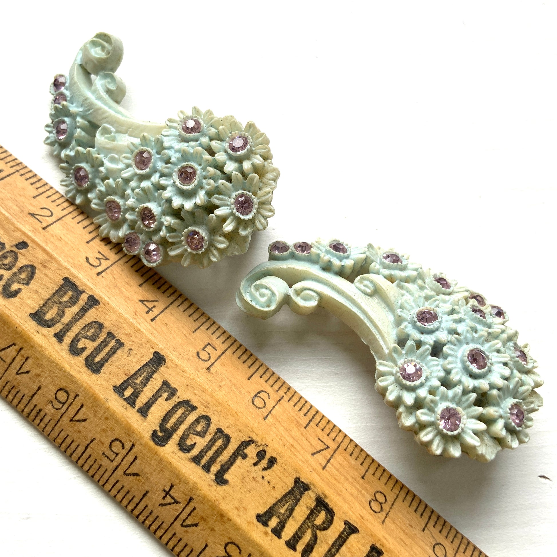 Adorable paisley-shaped clip-on earrings made of pale blue celluloid, adorned with flowers.  かわいいお花が散りばめられた、淡い水色のセルロイド のペイズリー型のクリップイヤリング。