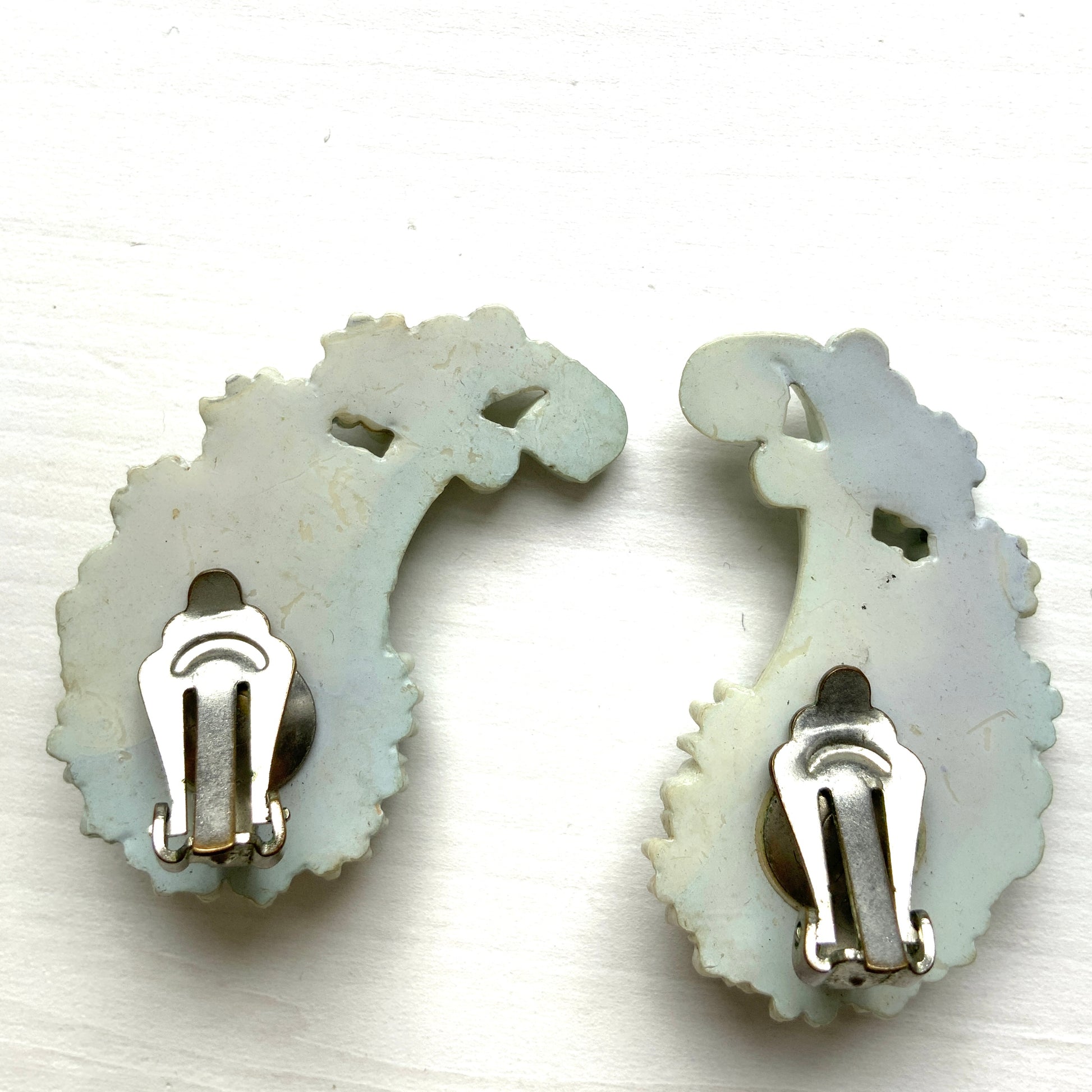 Adorable paisley-shaped clip-on earrings made of pale blue celluloid, adorned with flowers.  かわいいお花が散りばめられた、淡い水色のセルロイド のペイズリー型のクリップイヤリング。