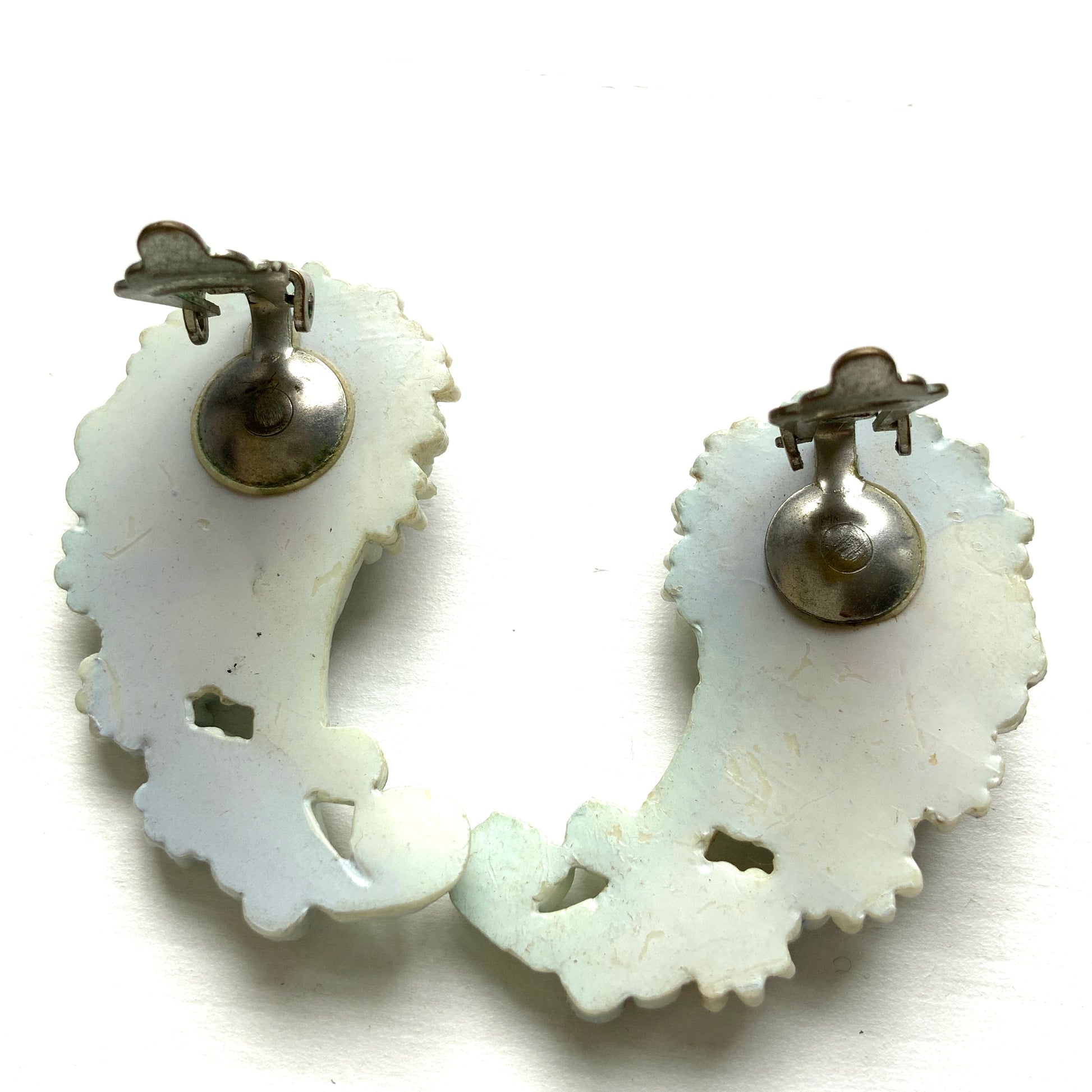 Adorable paisley-shaped clip-on earrings made of pale blue celluloid, adorned with flowers.  かわいいお花が散りばめられた、淡い水色のセルロイド のペイズリー型のクリップイヤリング。
