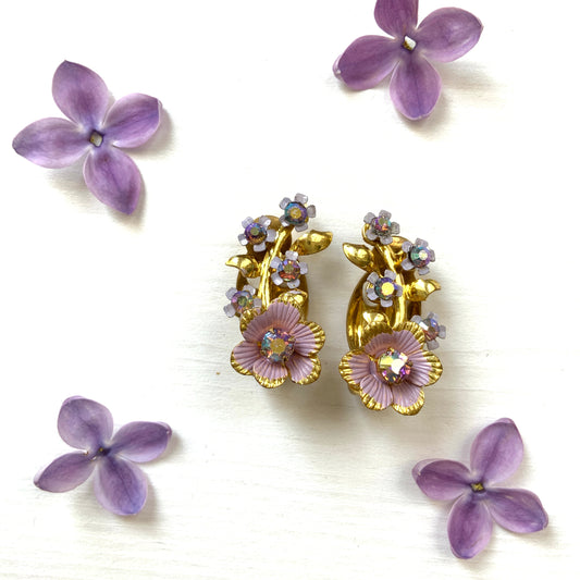 These are charming clip-on earrings featuring small flowers decorated with lilac-coloured enamel.かわいらしいライラックカラーのエナメルで彩られた、小さなお花のクリップイヤリング。