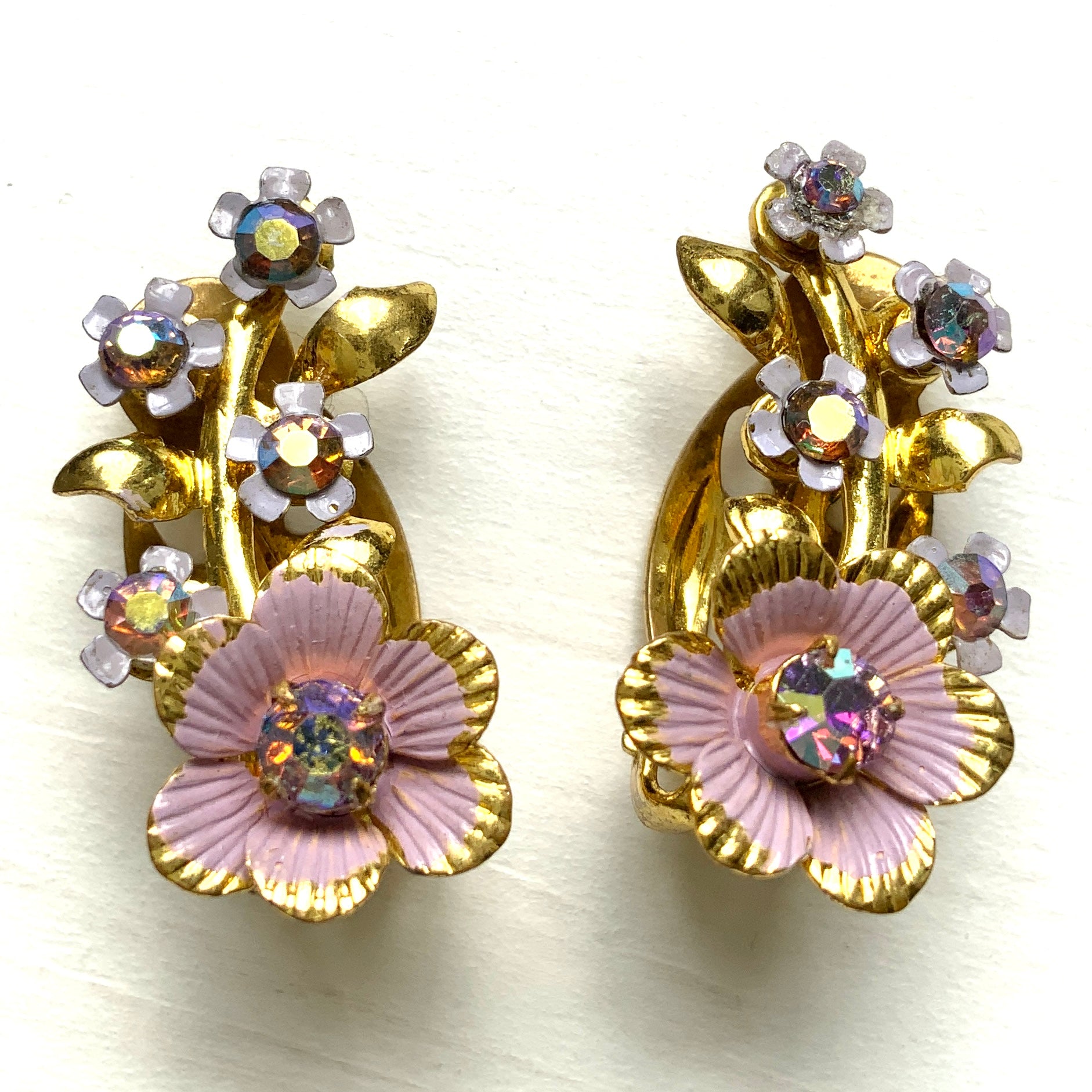 These are charming clip-on earrings featuring small flowers decorated with lilac-coloured enamel.かわいらしいライラックカラーのエナメルで彩られた、小さなお花のクリップイヤリング。