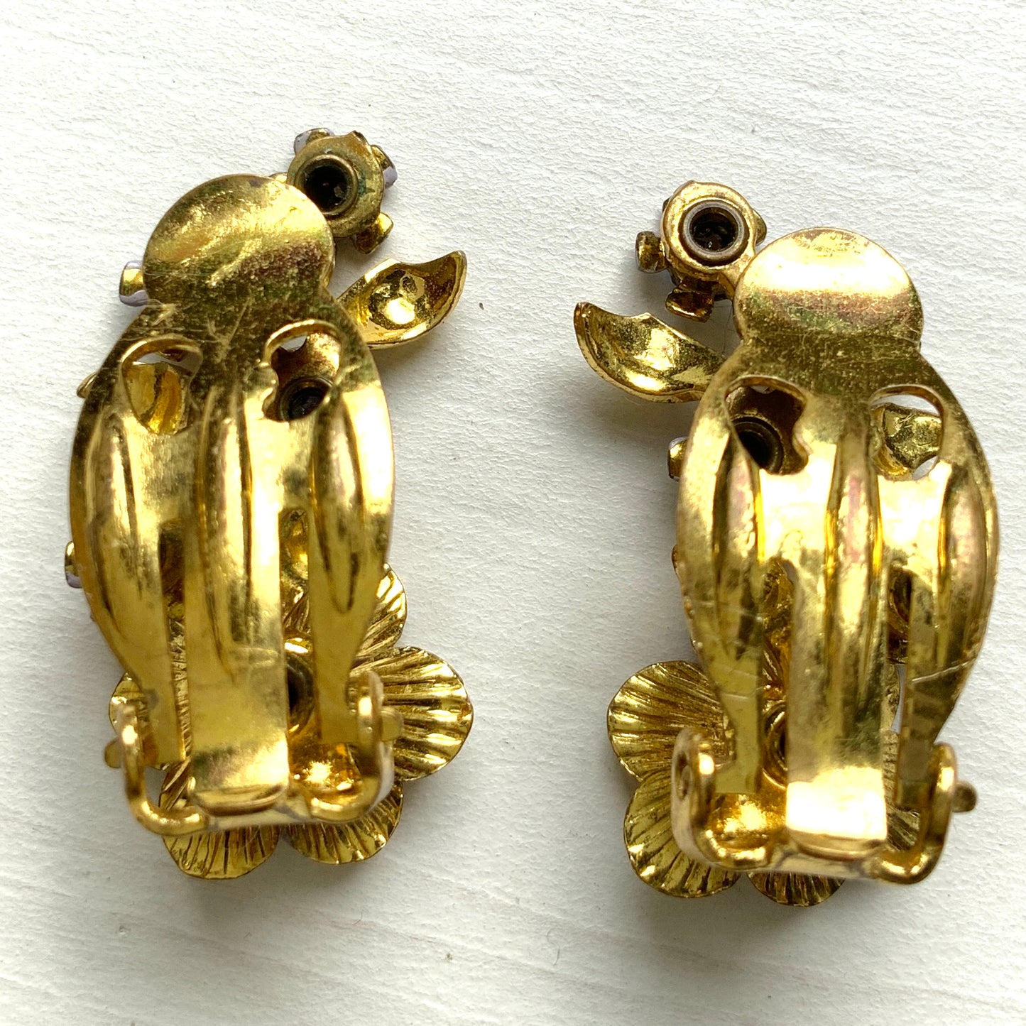 These are charming clip-on earrings featuring small flowers decorated with lilac-coloured enamel.かわいらしいライラックカラーのエナメルで彩られた、小さなお花のクリップイヤリング。