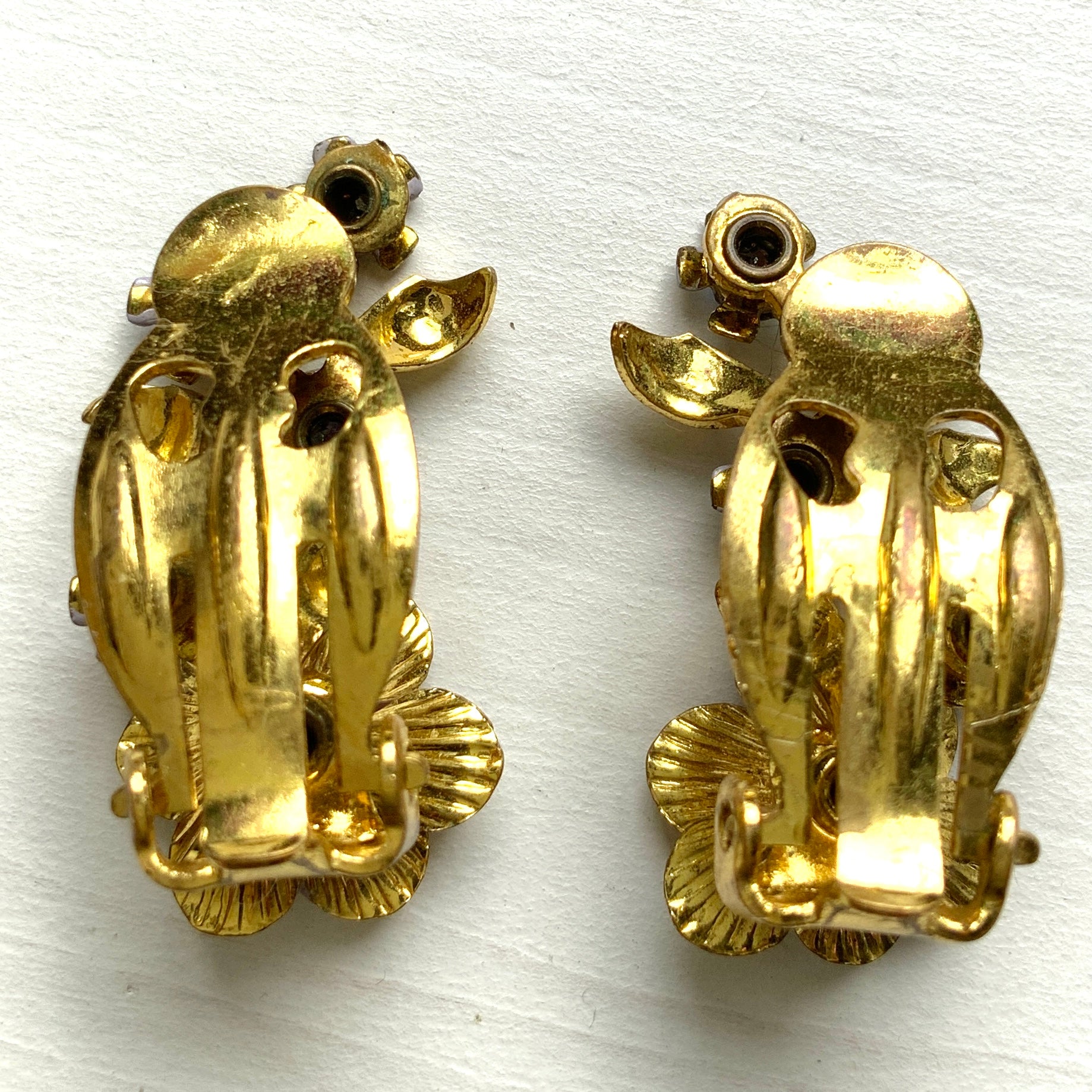 These are charming clip-on earrings featuring small flowers decorated with lilac-coloured enamel.かわいらしいライラックカラーのエナメルで彩られた、小さなお花のクリップイヤリング。
