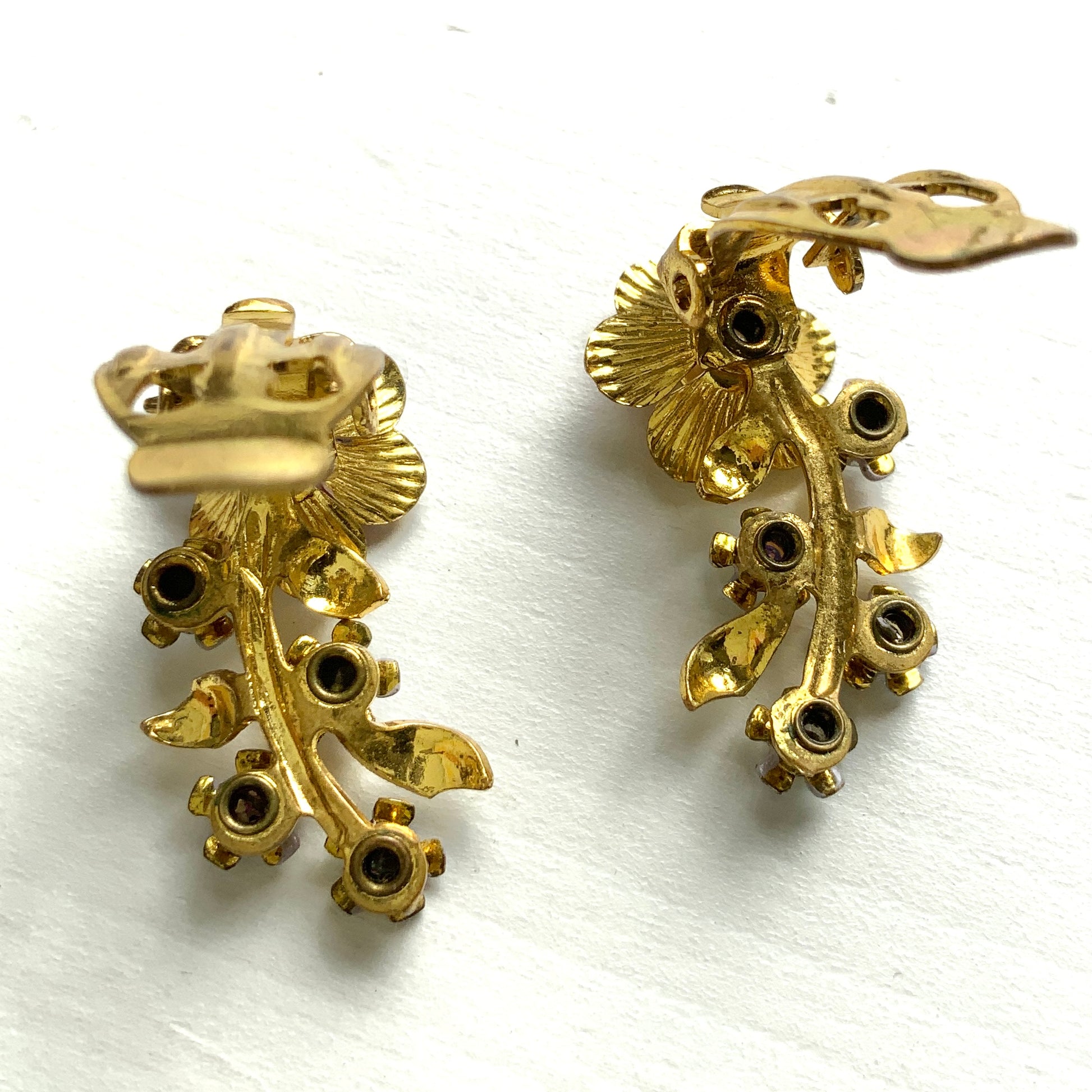 These are charming clip-on earrings featuring small flowers decorated with lilac-coloured enamel.かわいらしいライラックカラーのエナメルで彩られた、小さなお花のクリップイヤリング。
