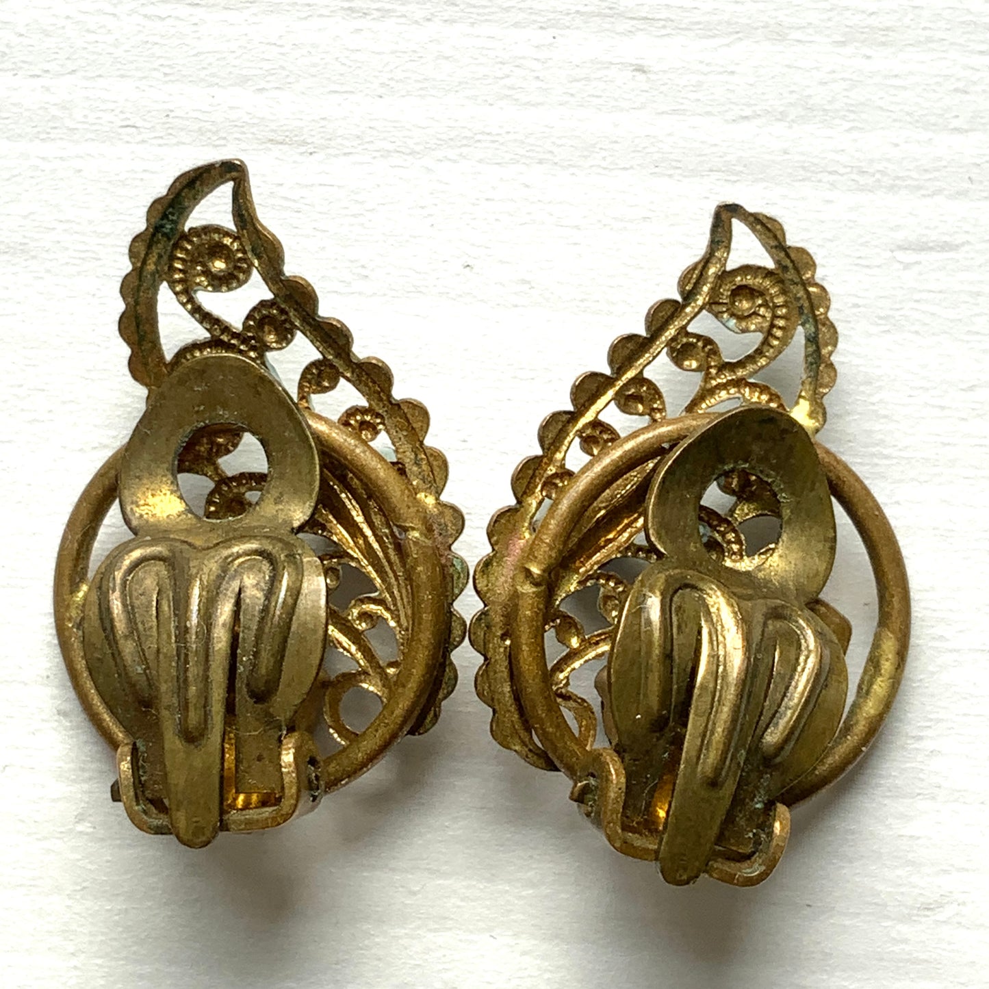 Clip-on earrings in the shape of filigree feathers, delicately painted in light blue. 水色にペイントされたフィリグリーの羽の形のクリップイヤリング。