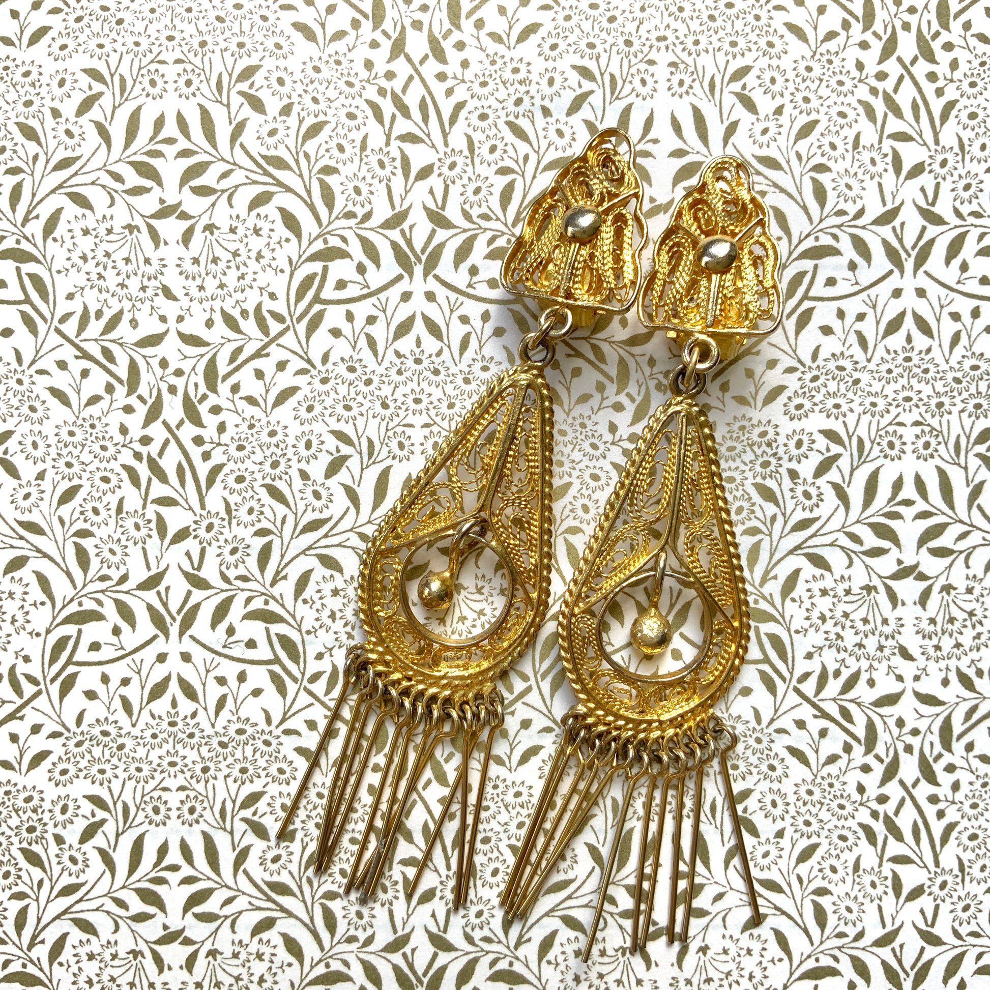 Beautiful gold-tone filigree plates dangle from these clip-on earrings. ゴールドトーンの美しいフィリグリープレートが揺れるクリップイヤリング。