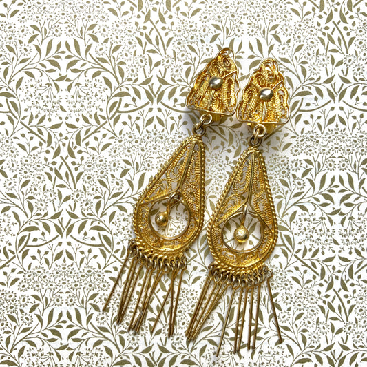 Beautiful gold-tone filigree plates dangle from these clip-on earrings. ゴールドトーンの美しいフィリグリープレートが揺れるクリップイヤリング。