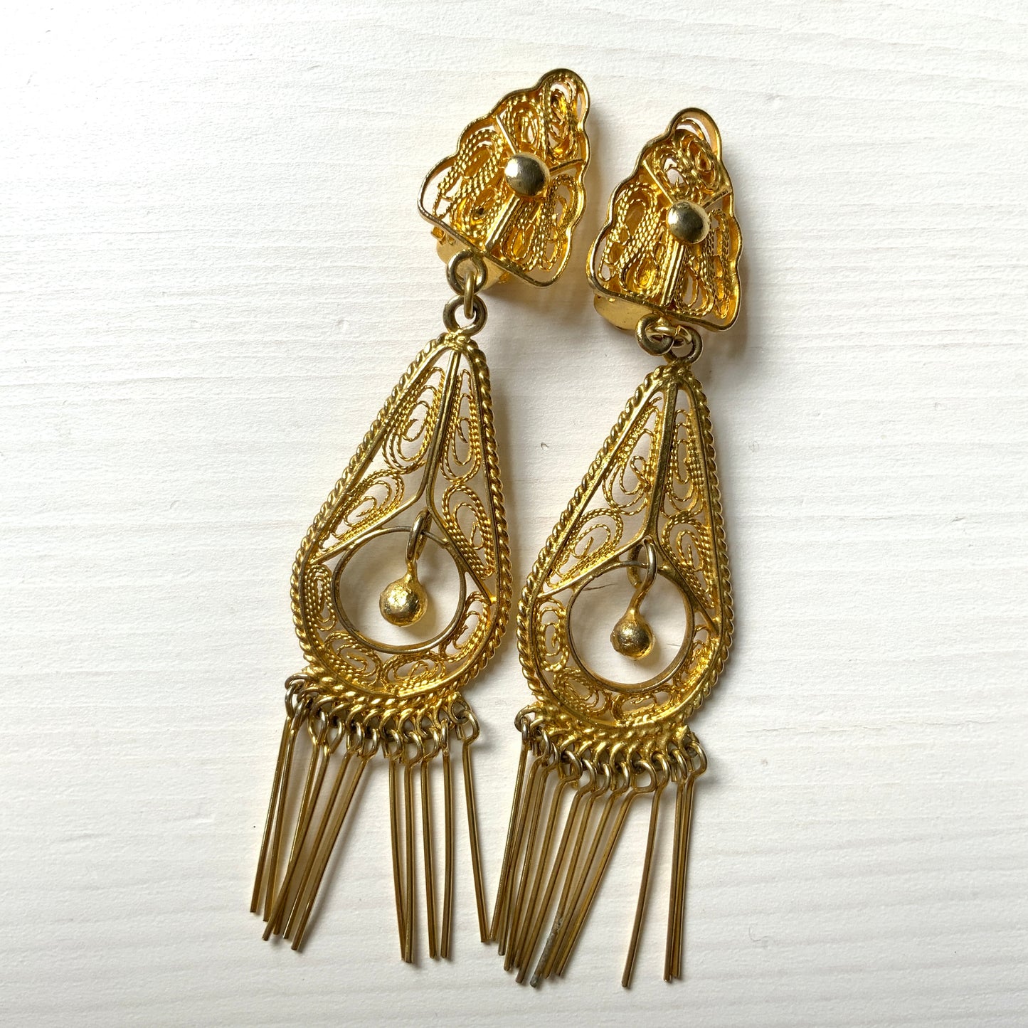 Beautiful gold-tone filigree plates dangle from these clip-on earrings. ゴールドトーンの美しいフィリグリープレートが揺れるクリップイヤリング。