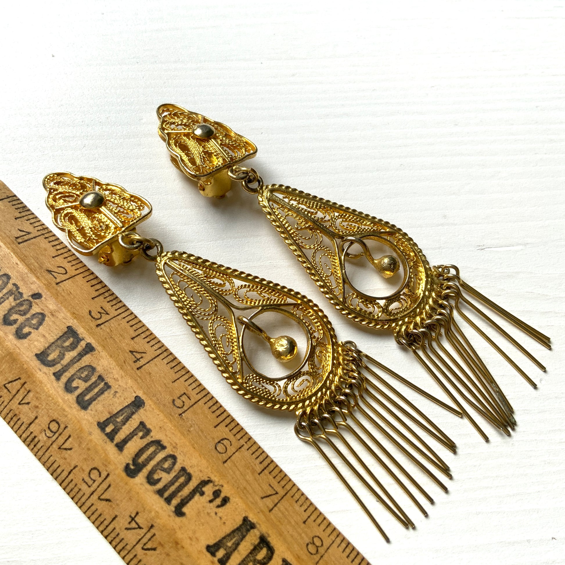 Beautiful gold-tone filigree plates dangle from these clip-on earrings. ゴールドトーンの美しいフィリグリープレートが揺れるクリップイヤリング。
