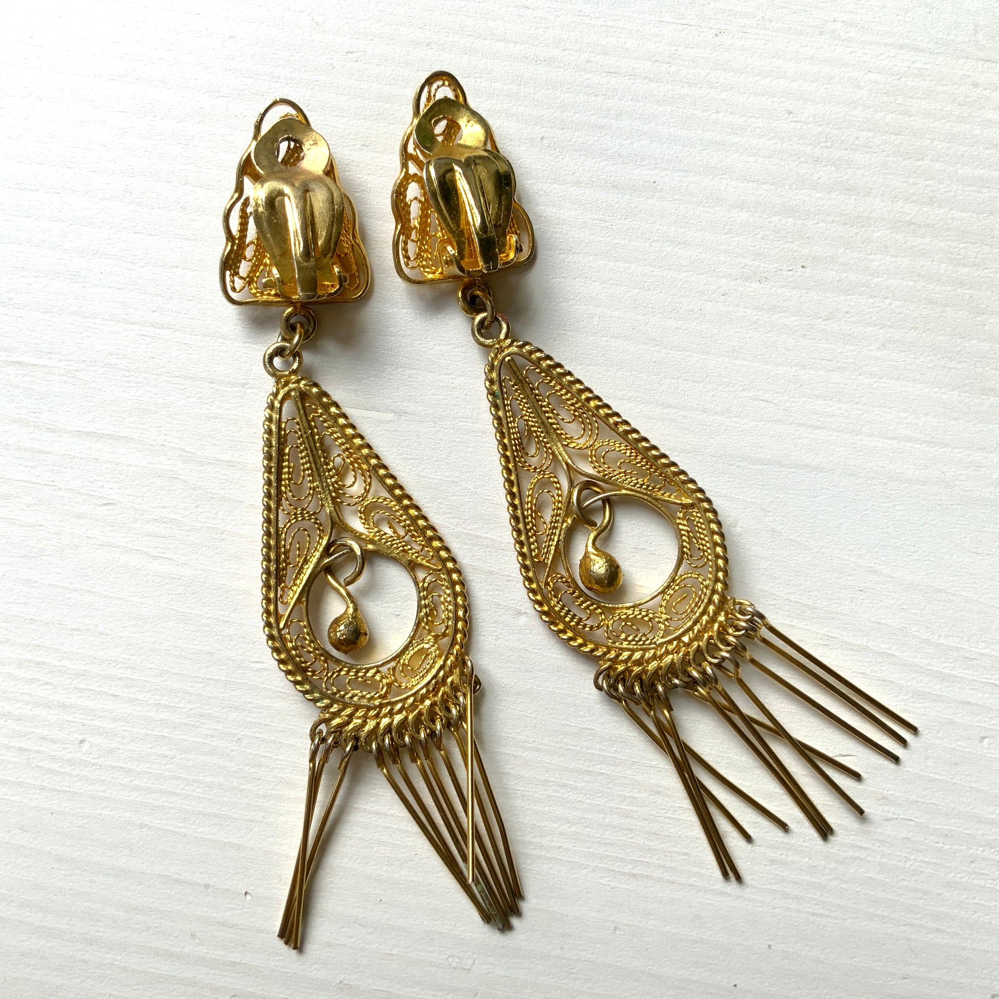 Beautiful gold-tone filigree plates dangle from these clip-on earrings. ゴールドトーンの美しいフィリグリープレートが揺れるクリップイヤリング。