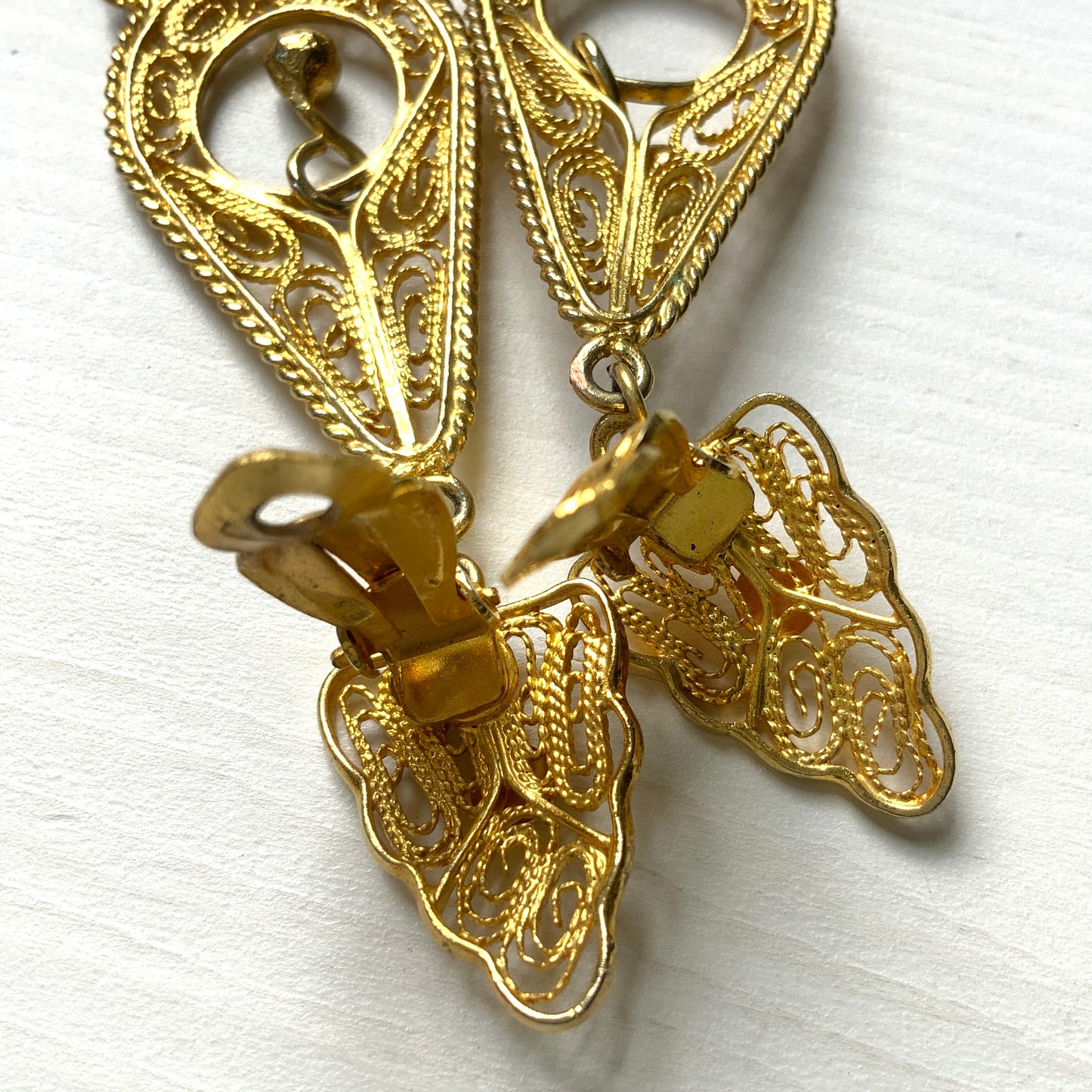 Beautiful gold-tone filigree plates dangle from these clip-on earrings. ゴールドトーンの美しいフィリグリープレートが揺れるクリップイヤリング。