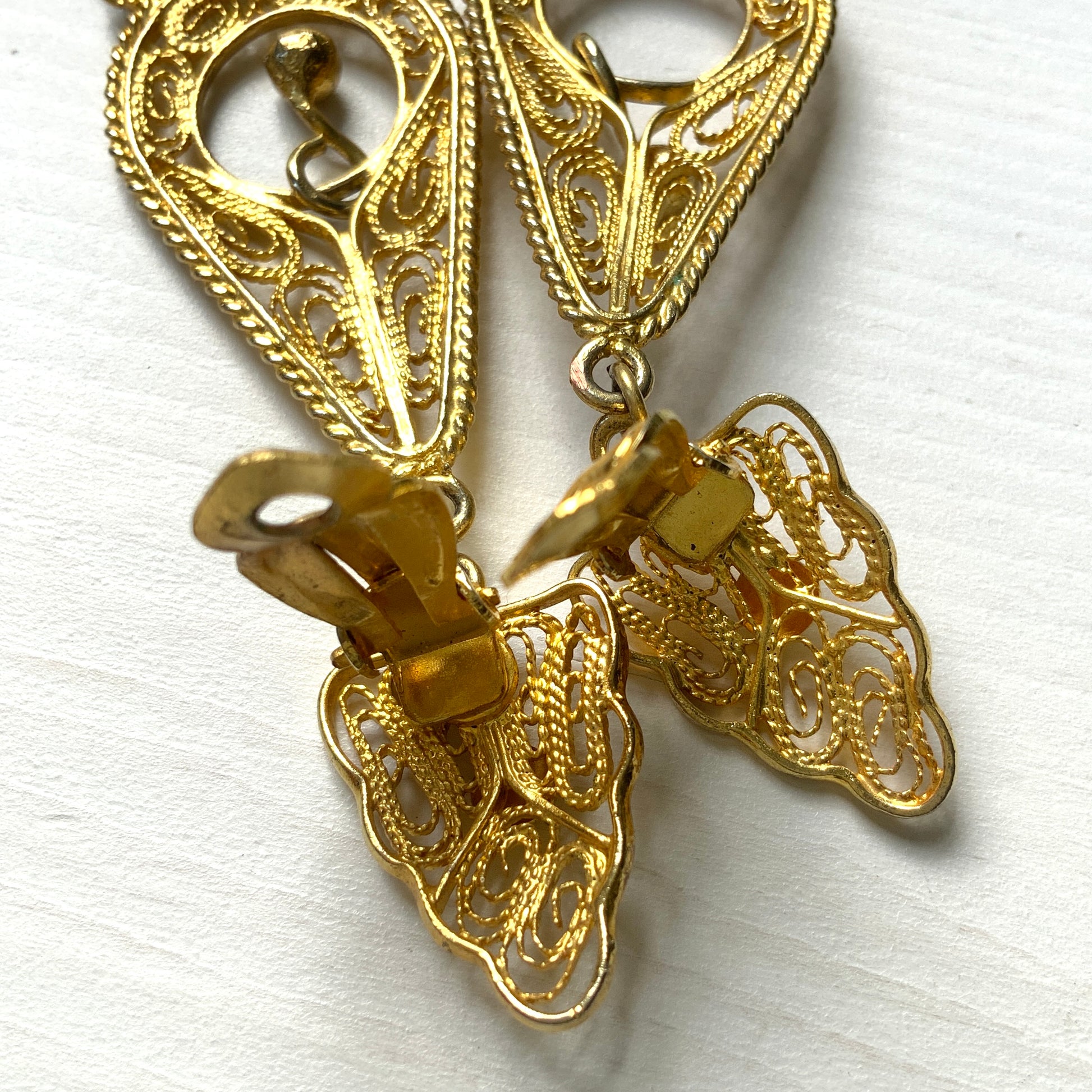 Beautiful gold-tone filigree plates dangle from these clip-on earrings. ゴールドトーンの美しいフィリグリープレートが揺れるクリップイヤリング。