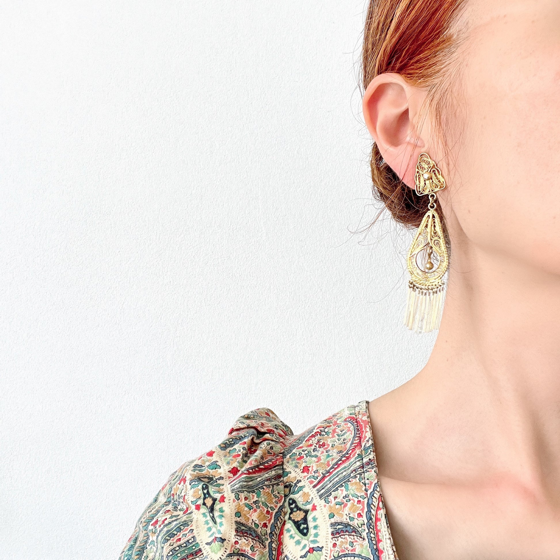 Beautiful gold-tone filigree plates dangle from these clip-on earrings. ゴールドトーンの美しいフィリグリープレートが揺れるクリップイヤリング。