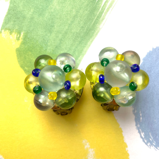 Clip-on earrings featuring frosted beads in refreshing shades of yellow, blue, and green.  イエロー、ブルー、グリーンの爽やかなカラーのフロストビーズのクリップイヤリング。