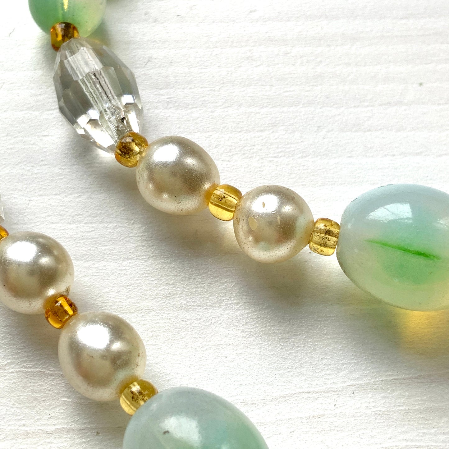 A necklace centred around mint green Givre glass, combined with clear glass and faux pearls. ミントグリーンのジーヴルガラスを中心に、クリアガラスやパールを組み合わせたネックレス。
