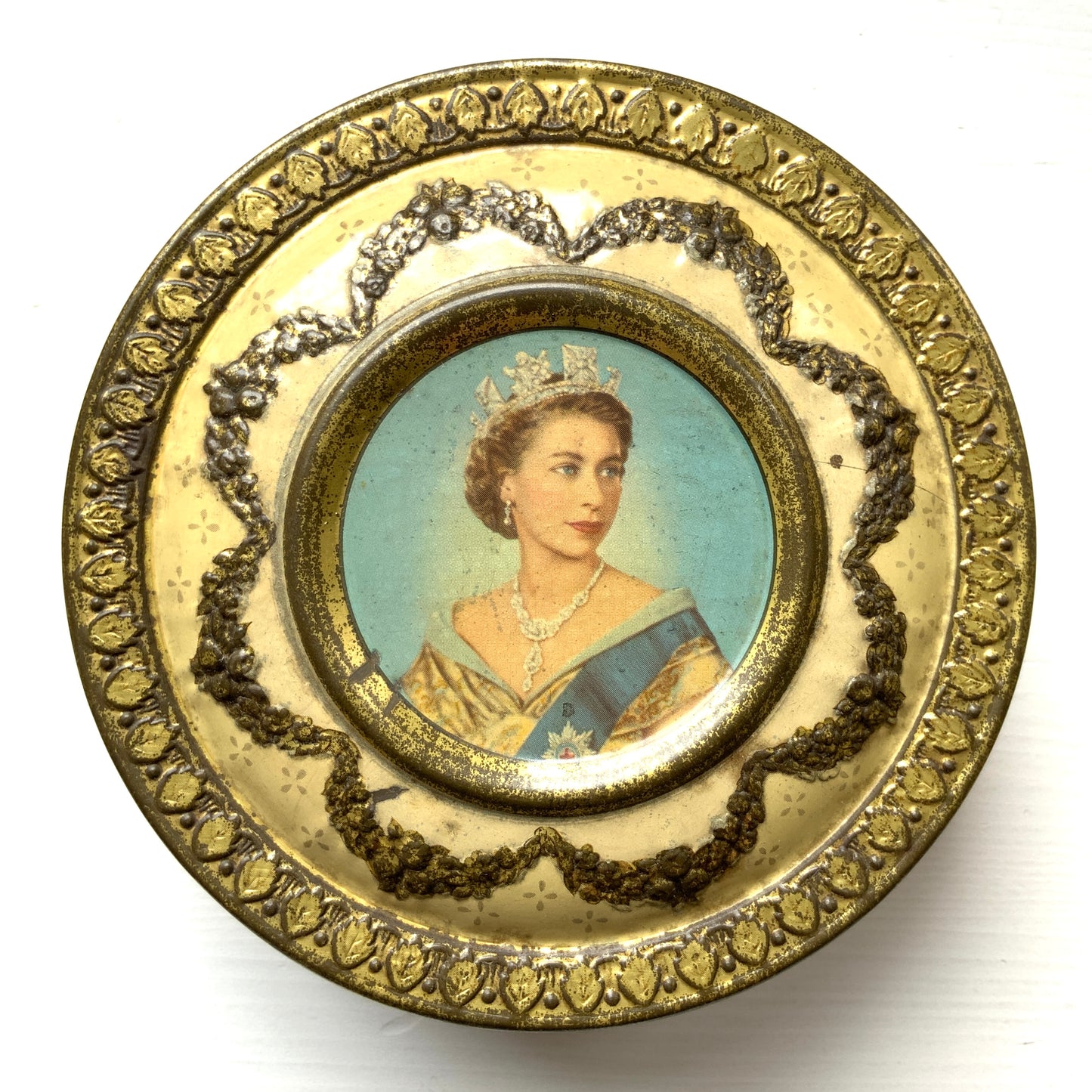 A commemorative tin from Meltis, a confectionery company known for chocolates, celebrating Queen Elizabeth’s coronation. チョコレートなどを製造するメルティス社の、エリザベス女王戴冠記念ティン缶。