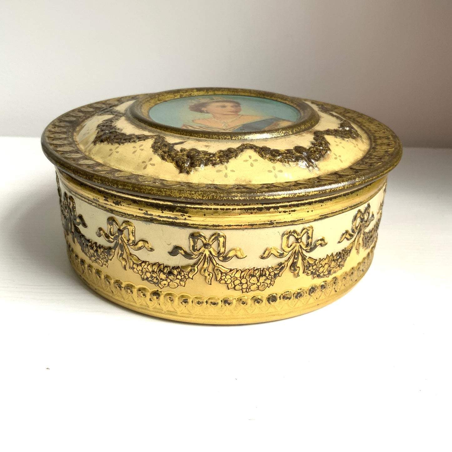 A commemorative tin from Meltis, a confectionery company known for chocolates, celebrating Queen Elizabeth’s coronation. チョコレートなどを製造するメルティス社の、エリザベス女王戴冠記念ティン缶。