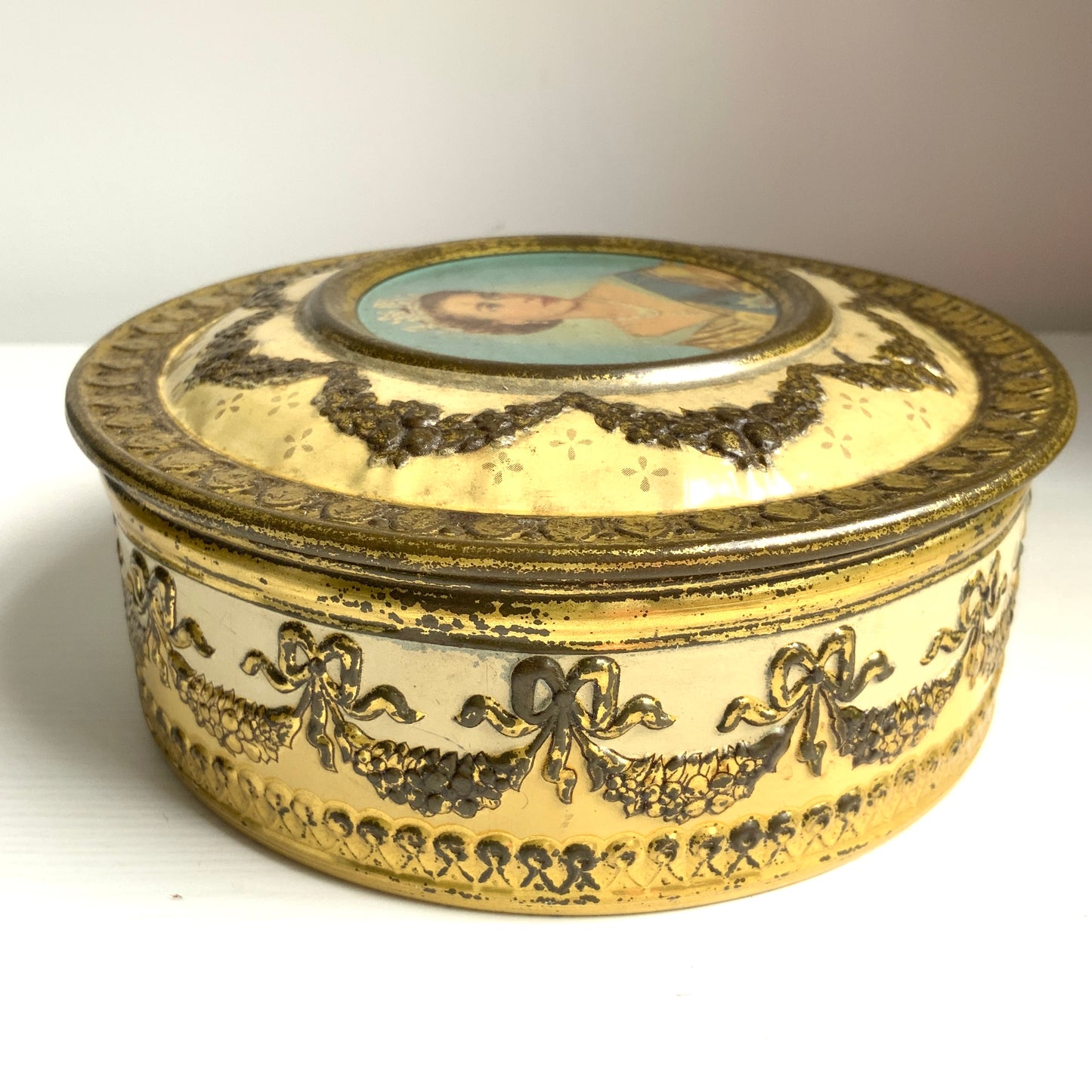 A commemorative tin from Meltis, a confectionery company known for chocolates, celebrating Queen Elizabeth’s coronation. チョコレートなどを製造するメルティス社の、エリザベス女王戴冠記念ティン缶。