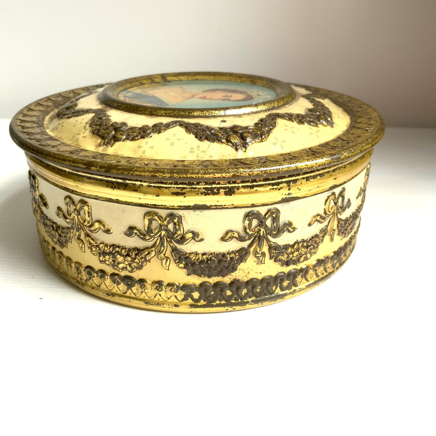 A commemorative tin from Meltis, a confectionery company known for chocolates, celebrating Queen Elizabeth’s coronation. チョコレートなどを製造するメルティス社の、エリザベス女王戴冠記念ティン缶。