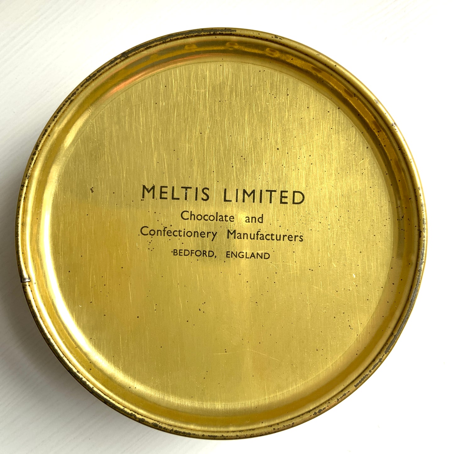 A commemorative tin from Meltis, a confectionery company known for chocolates, celebrating Queen Elizabeth’s coronation. チョコレートなどを製造するメルティス社の、エリザベス女王戴冠記念ティン缶。