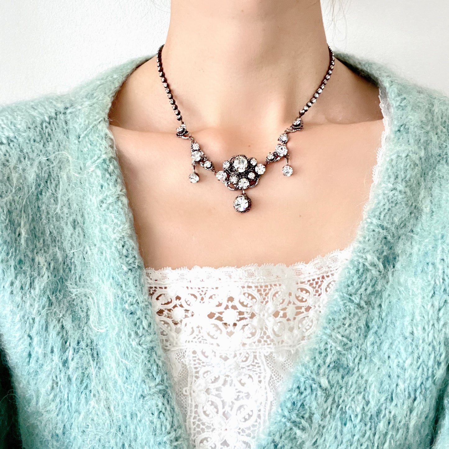 A delicate filigree setting highlights this clear rhinestone necklace. 繊細なフィリグリーが映えるクリアラインストーンのネックレス。