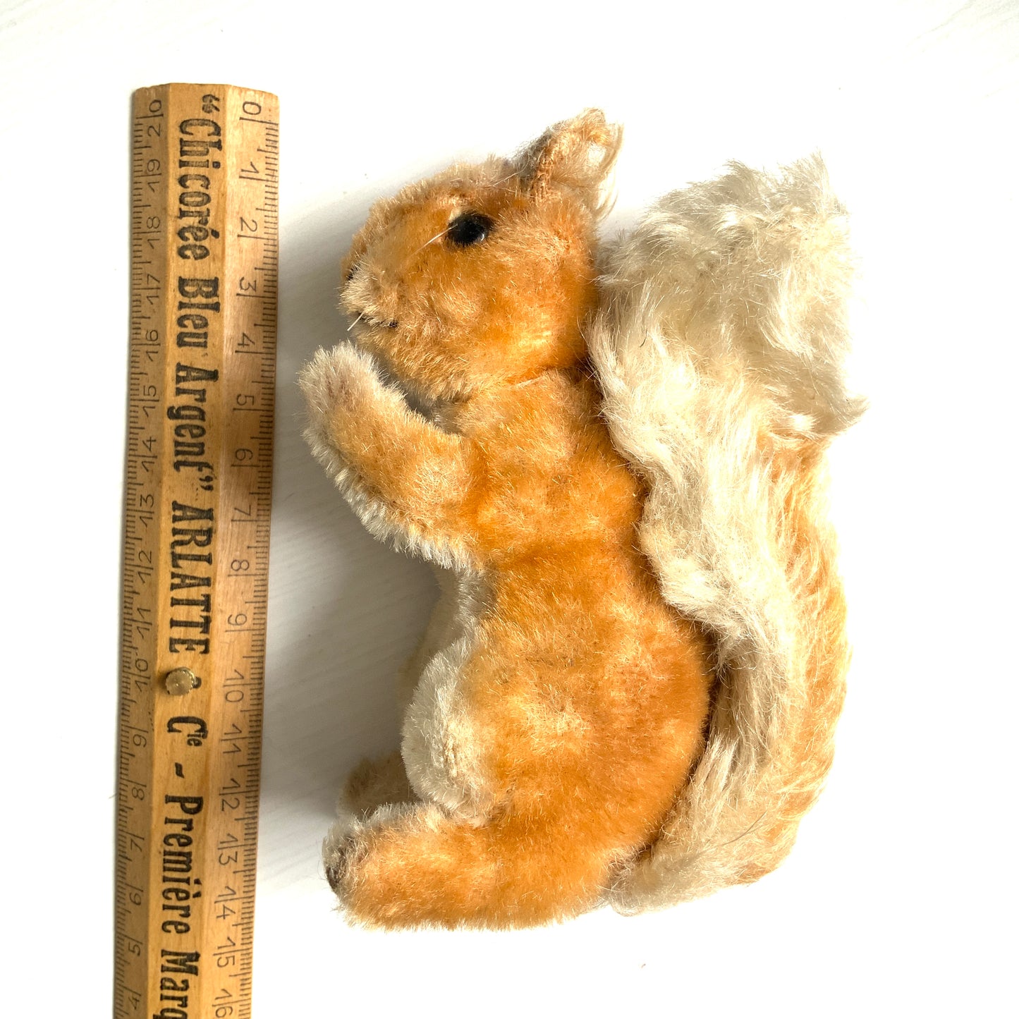 An adorable Steiff squirrel with a sweet, expressive face. とっても愛らしい表情の、シュタイフのリスのぬいぐるみ。