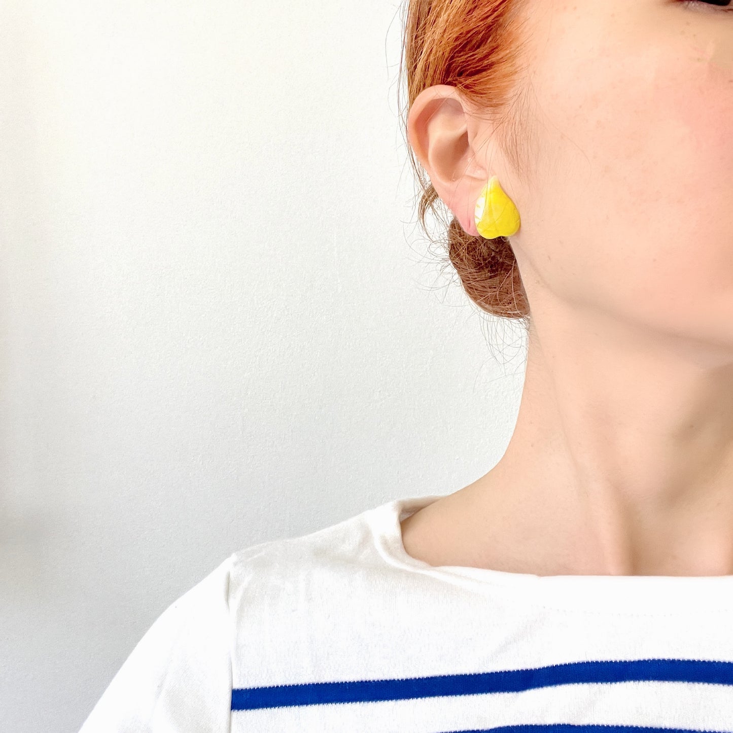 Bright yellow leaf clip-on earrings with a beautifully simple vintage design. 鮮やかなイエローのリーフモチーフのクリップイヤリング。