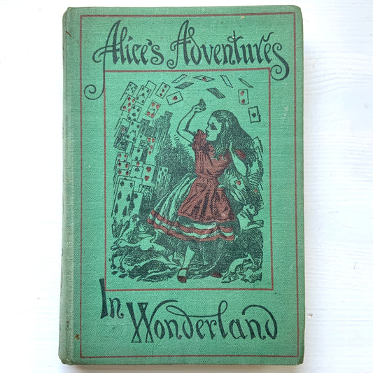 A vintage edition of Alice’s Adventures in Wonderland, published by Macmillan — the original publisher of the book. 最初に『不思議の国のアリス』を出版したマクミラン社から出ている本。