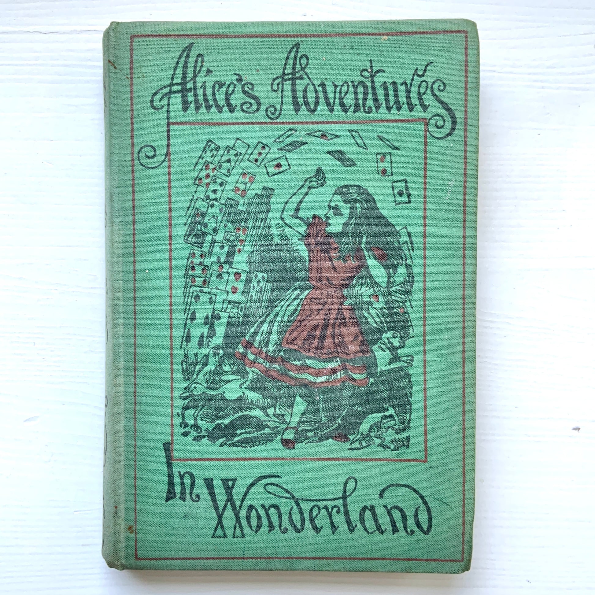 A vintage edition of Alice’s Adventures in Wonderland, published by Macmillan — the original publisher of the book. 最初に『不思議の国のアリス』を出版したマクミラン社から出ている本。