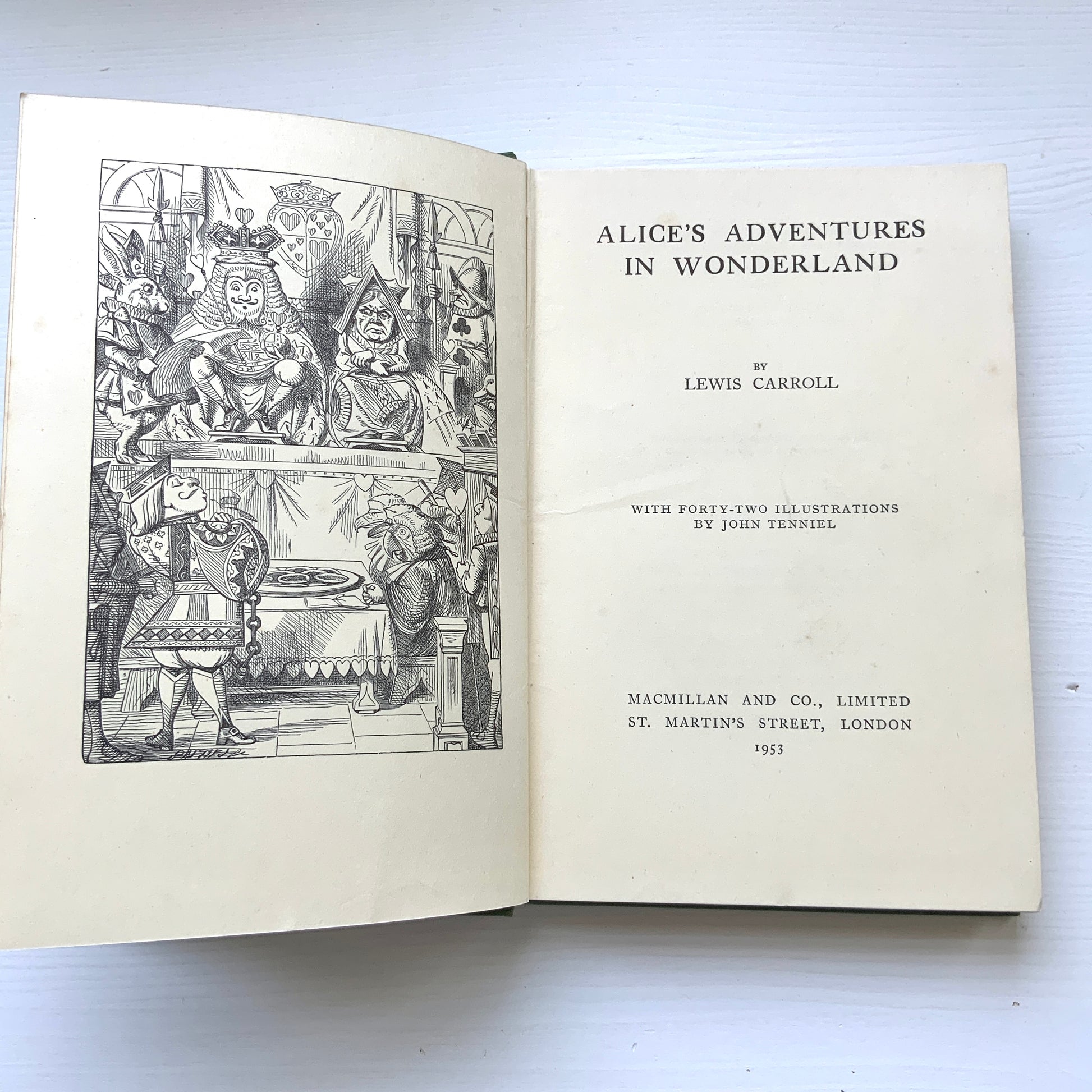 A vintage edition of Alice’s Adventures in Wonderland, published by Macmillan — the original publisher of the book. 最初に『不思議の国のアリス』を出版したマクミラン社から出ている本。