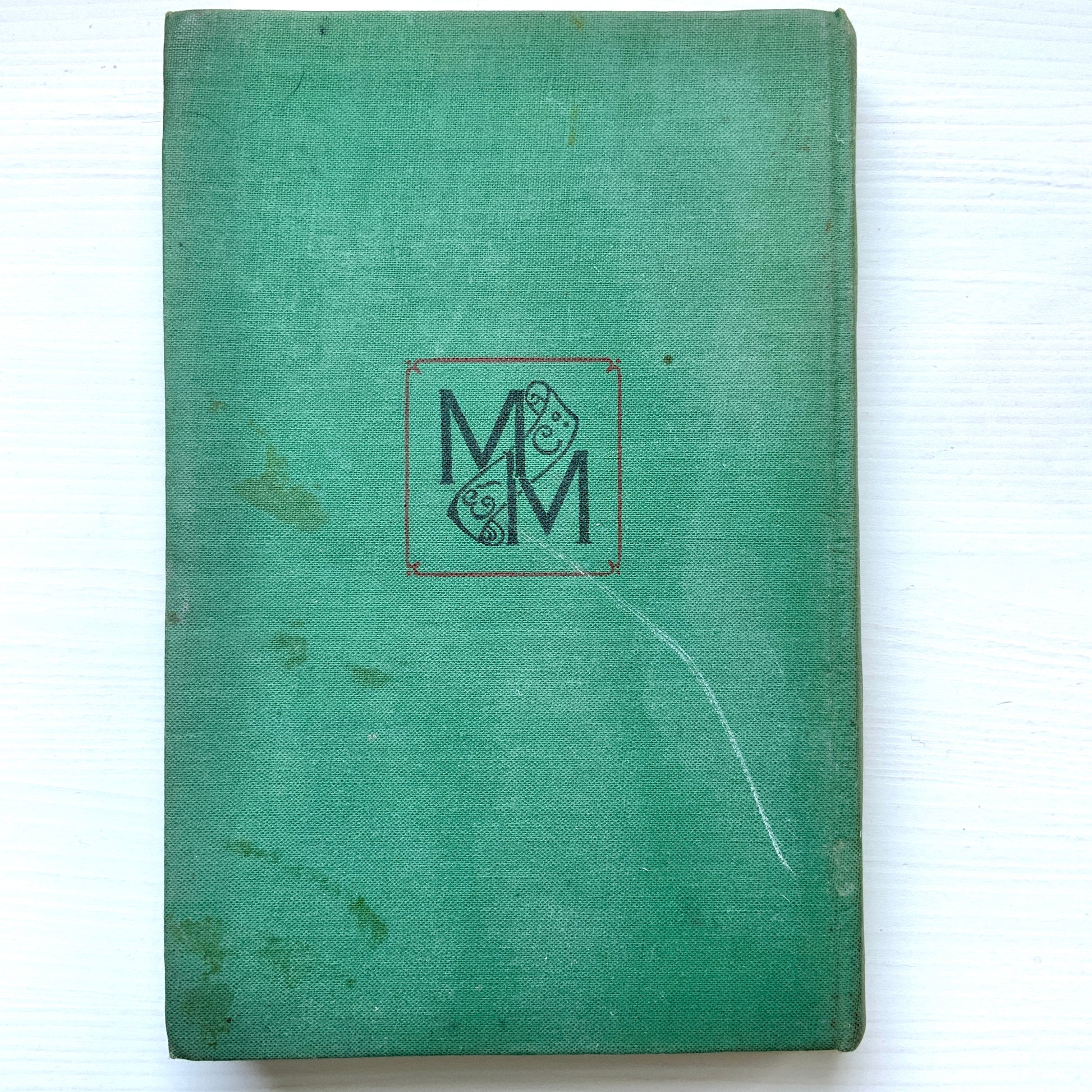 A vintage edition of Alice’s Adventures in Wonderland, published by Macmillan — the original publisher of the book. 最初に『不思議の国のアリス』を出版したマクミラン社から出ている本。