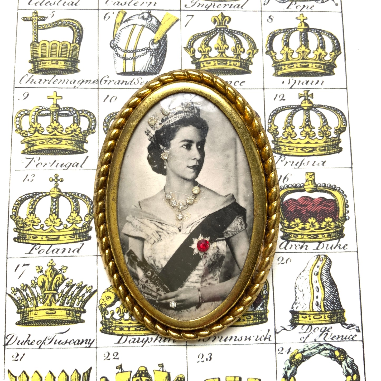A portrait brooch commemorating the coronation of Queen Elizabeth II. エリザベス女王の戴冠記念のポートレイトブローチ。
