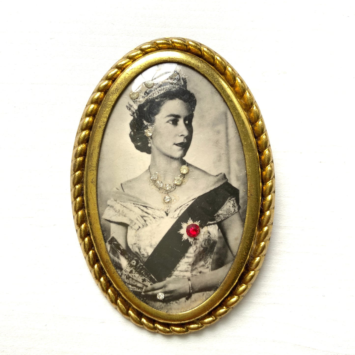 A portrait brooch commemorating the coronation of Queen Elizabeth II. エリザベス女王の戴冠記念のポートレイトブローチ。