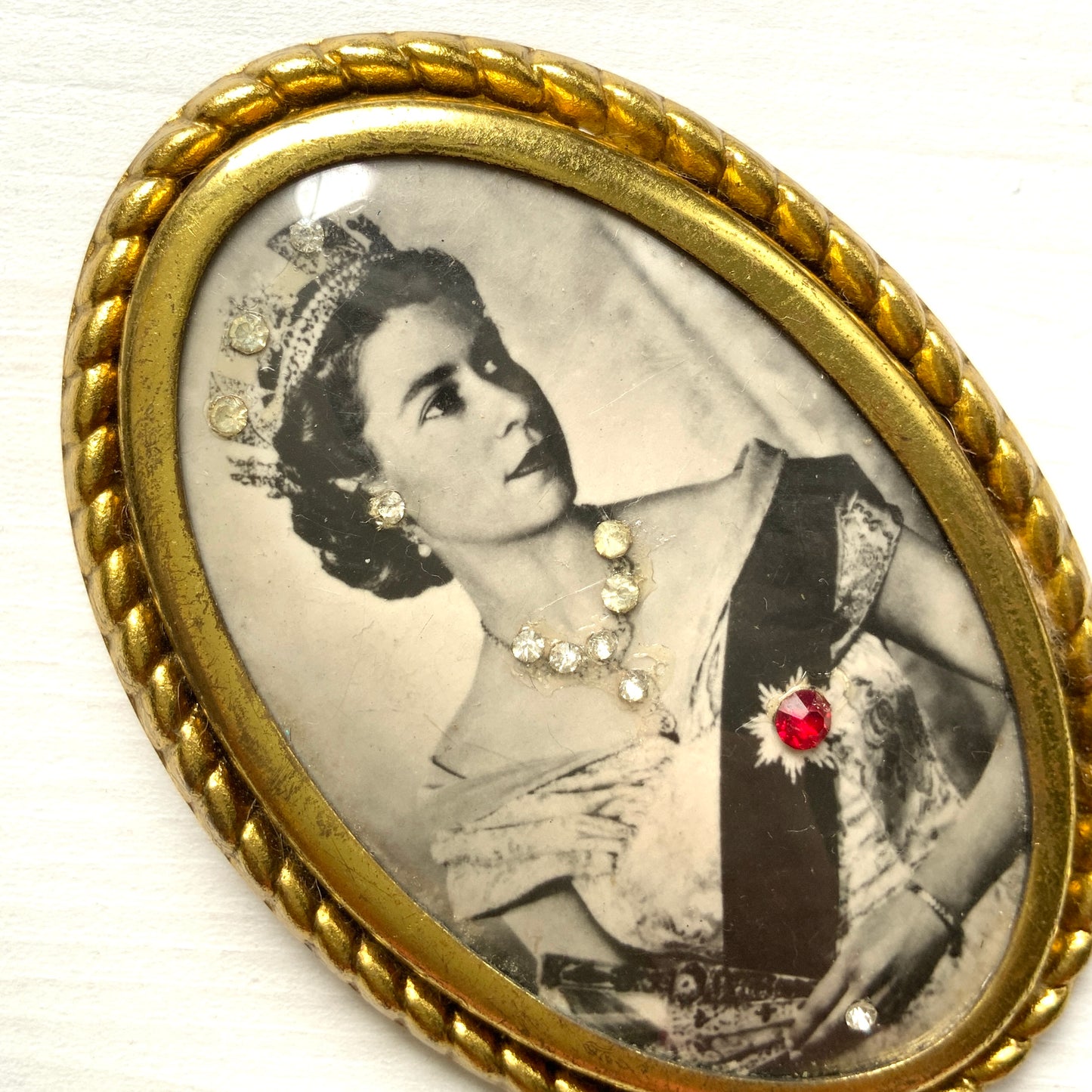 A portrait brooch commemorating the coronation of Queen Elizabeth II. エリザベス女王の戴冠記念のポートレイトブローチ。