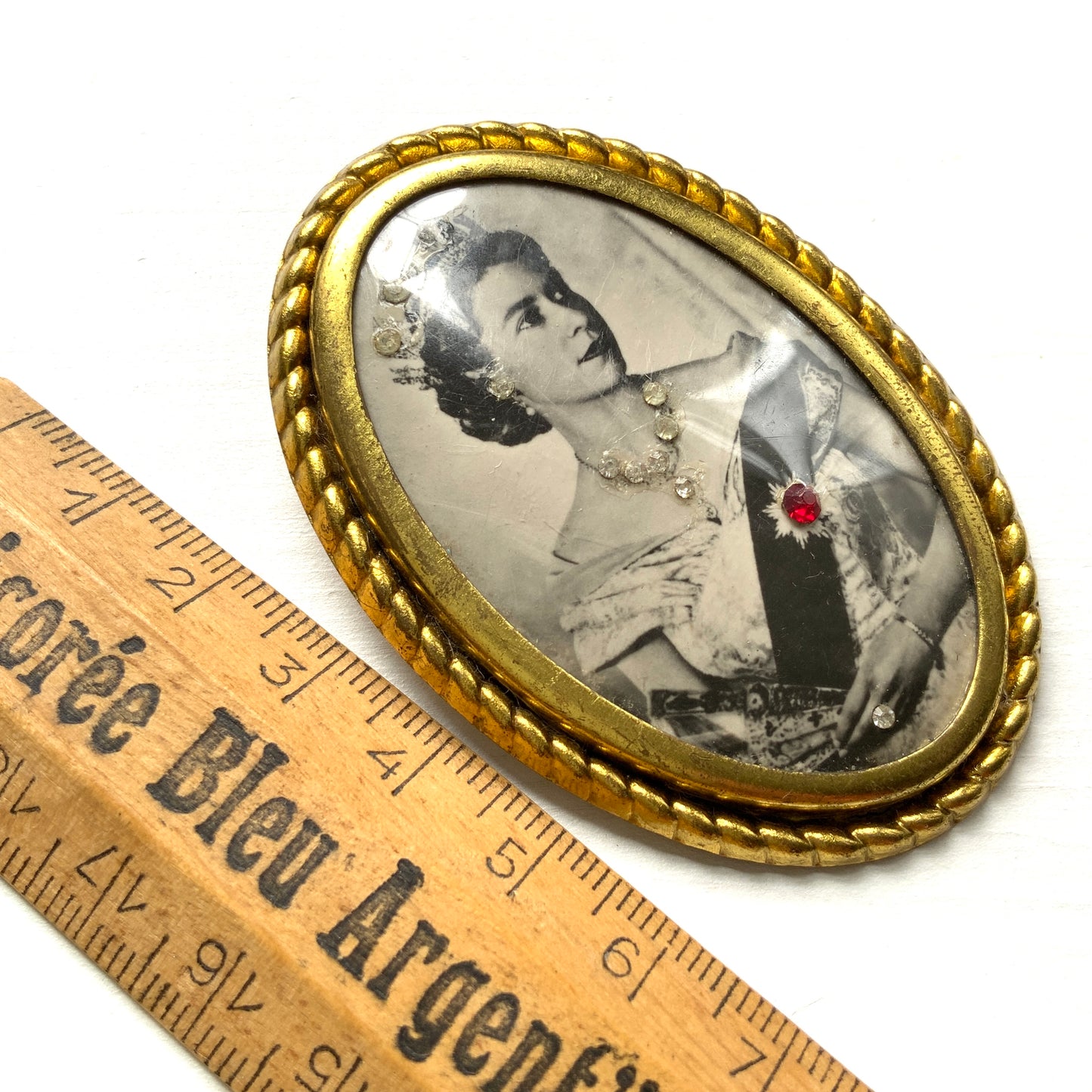 A portrait brooch commemorating the coronation of Queen Elizabeth II. エリザベス女王の戴冠記念のポートレイトブローチ。