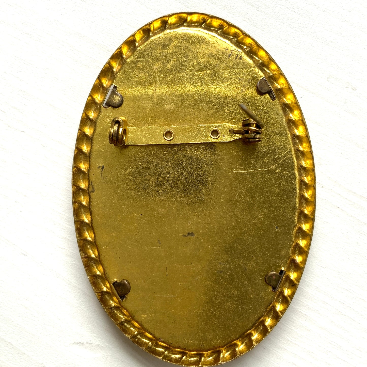 A portrait brooch commemorating the coronation of Queen Elizabeth II. エリザベス女王の戴冠記念のポートレイトブローチ。