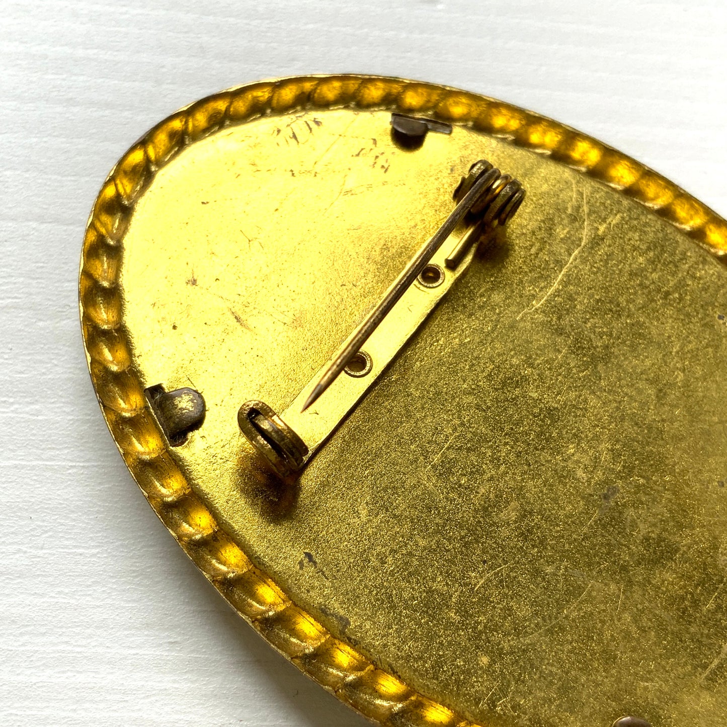 A portrait brooch commemorating the coronation of Queen Elizabeth II. エリザベス女王の戴冠記念のポートレイトブローチ。