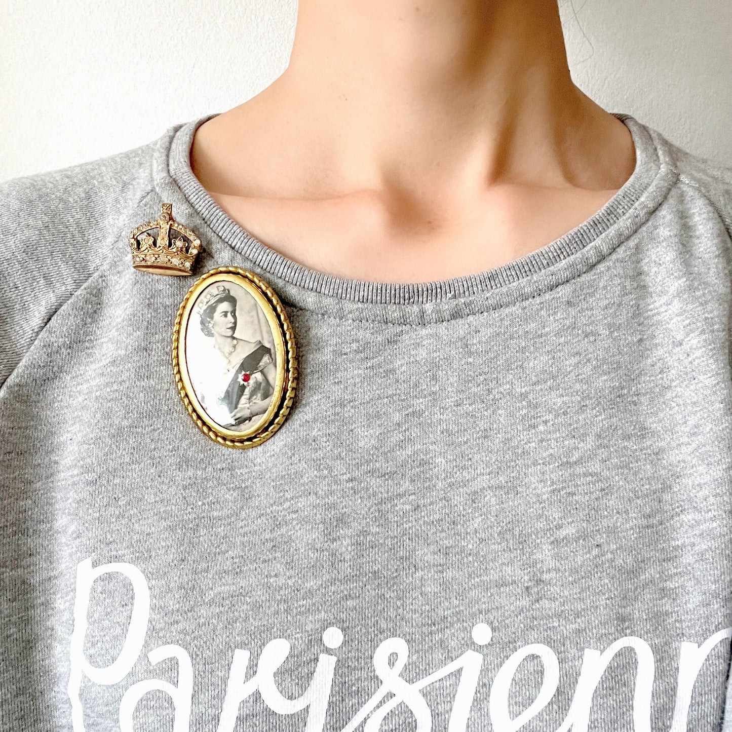 A portrait brooch commemorating the coronation of Queen Elizabeth II. エリザベス女王の戴冠記念のポートレイトブローチ。