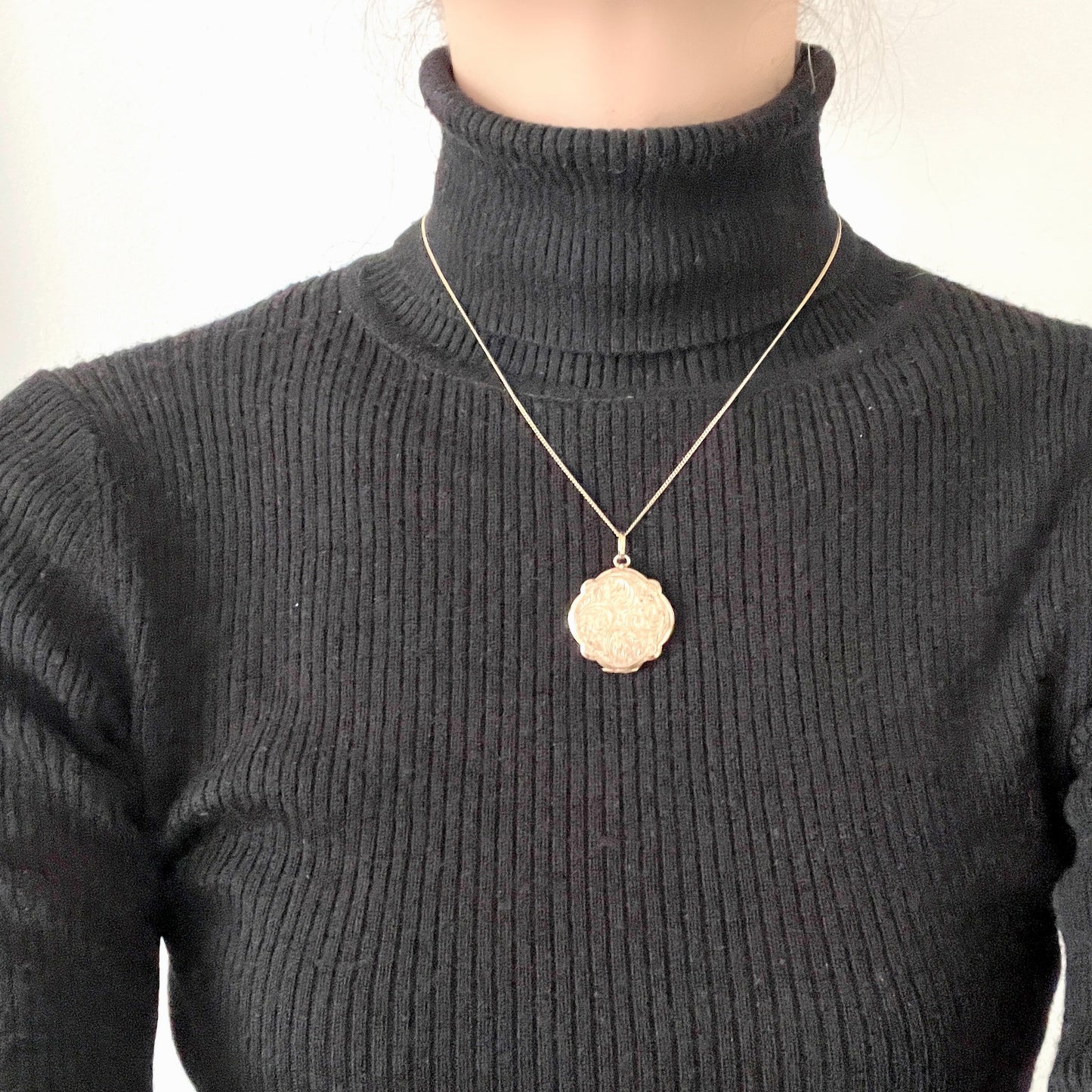 A rolled gold locket by Andreas Daub, beautifully decorated with an elegant foliate pattern. T 美しい植物模様が施された、アンドレアス・ダウブによるロールドゴールドのロケット。