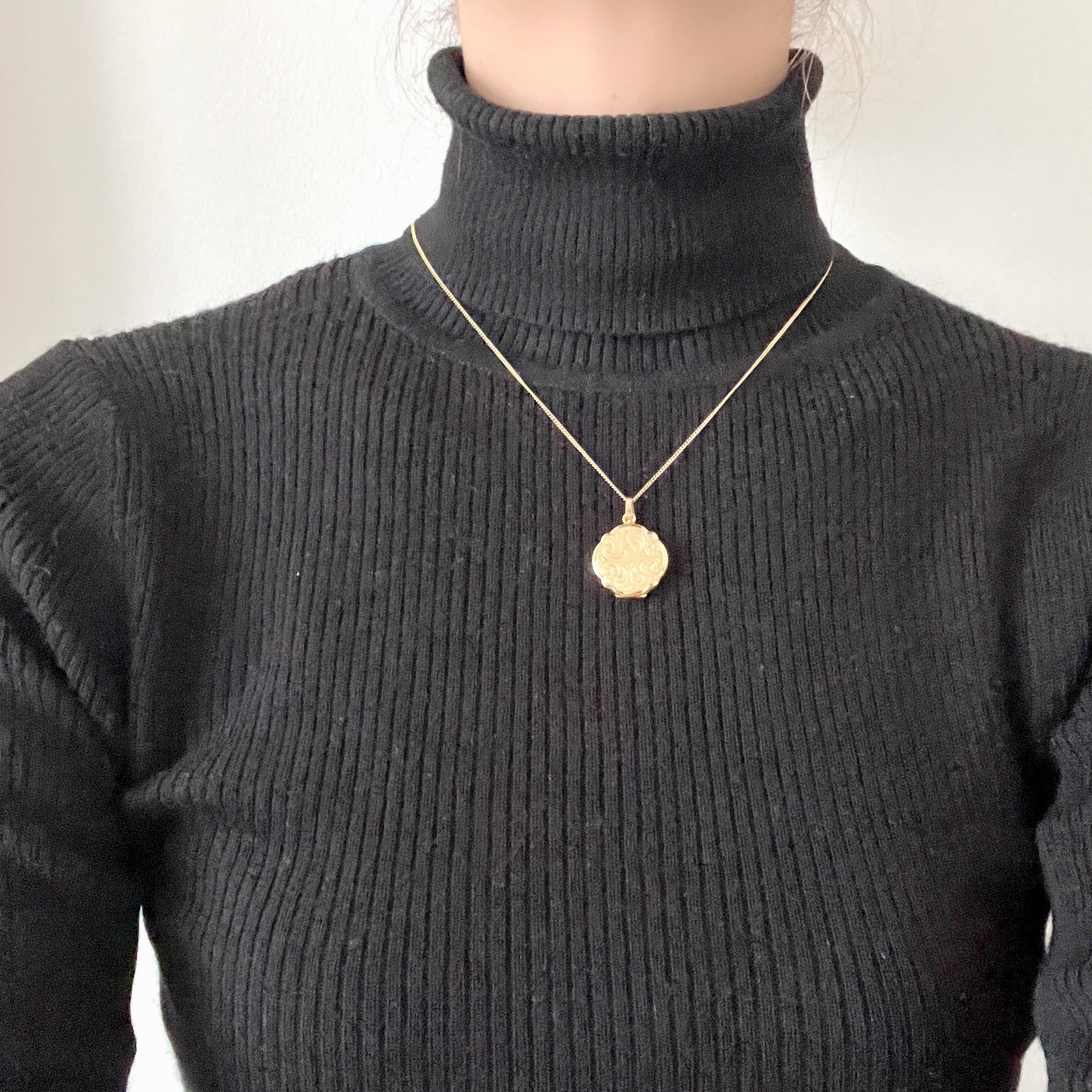 A rolled gold locket by Andreas Daub, beautifully decorated with an elegant foliate pattern. 美しい植物模様が施された、アンドレアス・ダウブによるロールドゴールドのロケット。